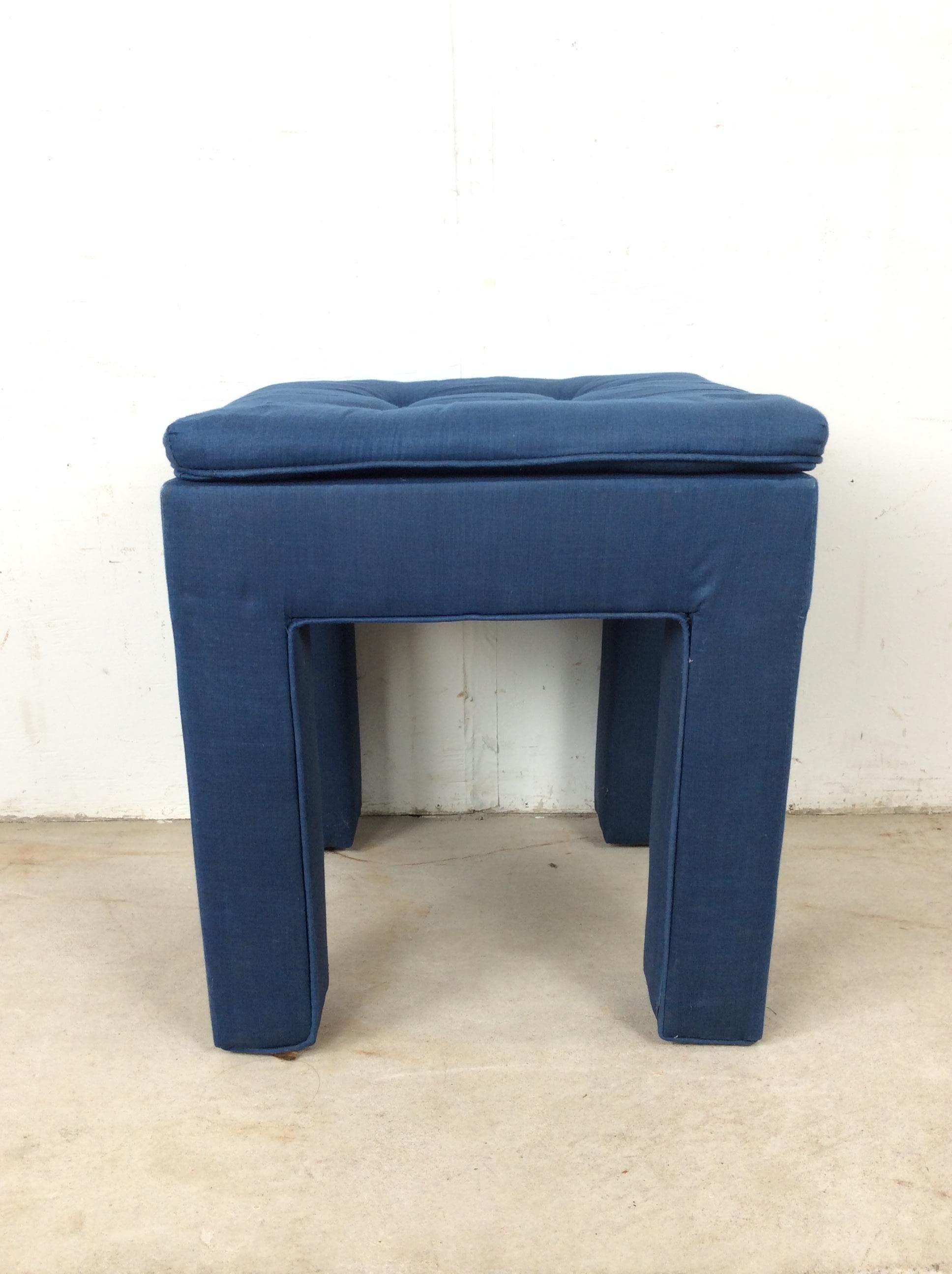 Vintage Upholstered Parsons Style Stool with Tufted Seat en vente 4