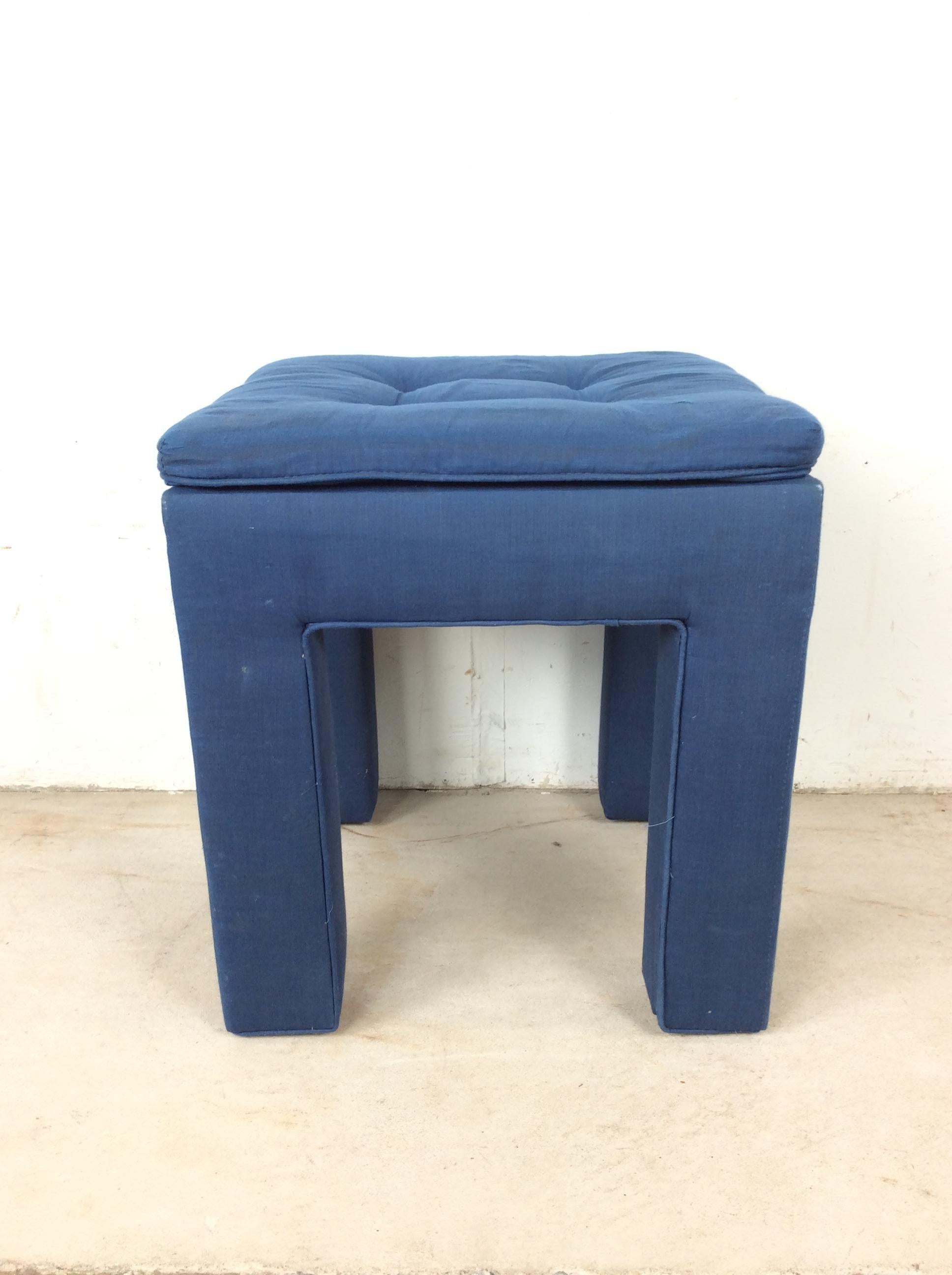 Vintage Upholstered Parsons Style Stool with Tufted Seat en vente 7