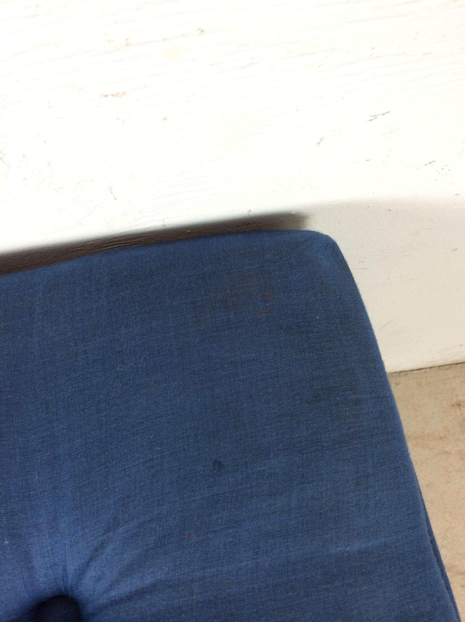 Vintage Upholstered Parsons Style Stool with Tufted Seat en vente 1