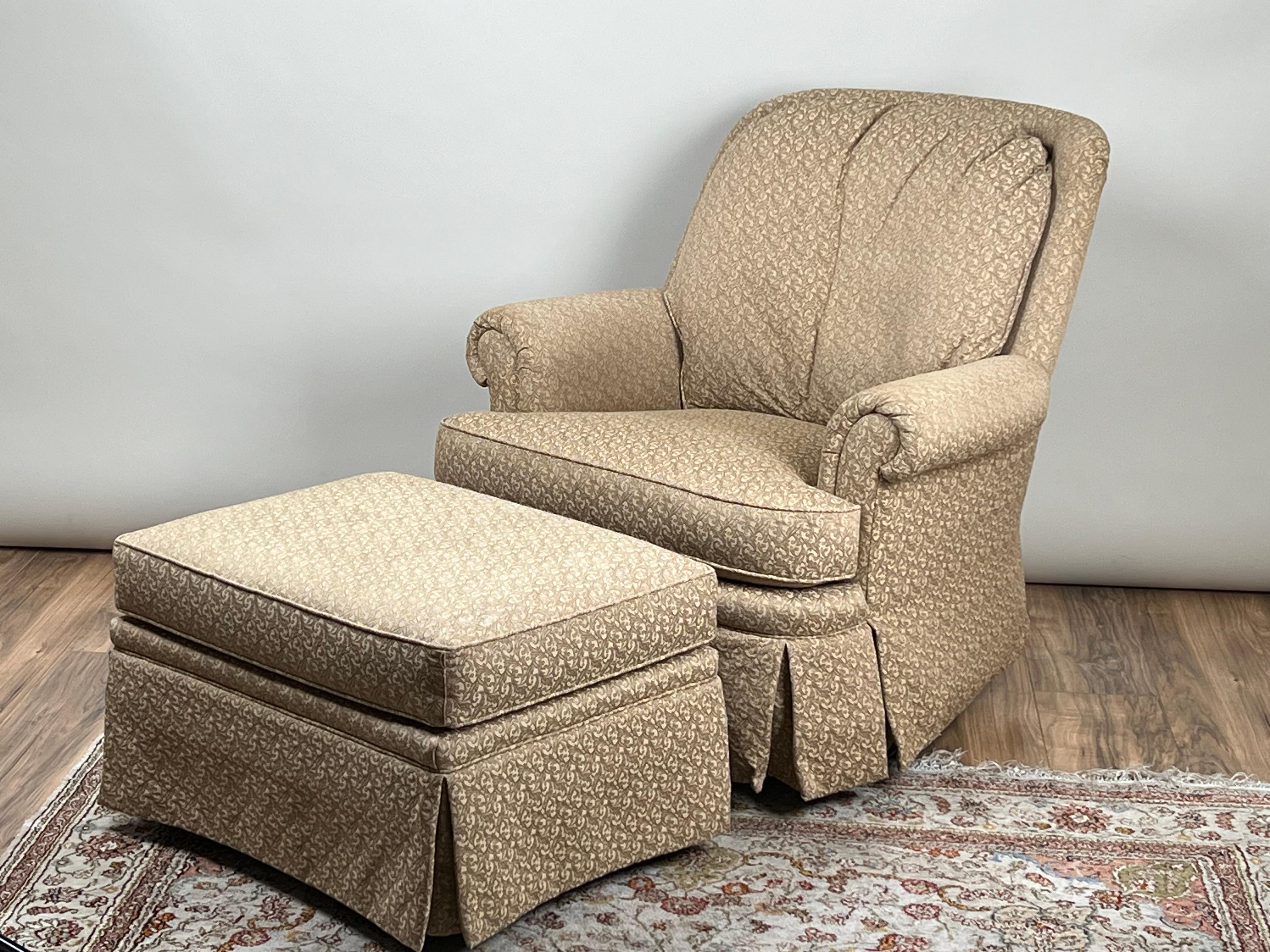 Dieser gepolsterte Klubsessel im Vintage-Stil und die dazugehörige Ottomane von Jessica Charles vereinen Komfort, Stil und hochwertige Handwerkskunst. Mit seinen gerollten Armlehnen, dem maßgeschneiderten Rock und den weichen Kissen bietet der