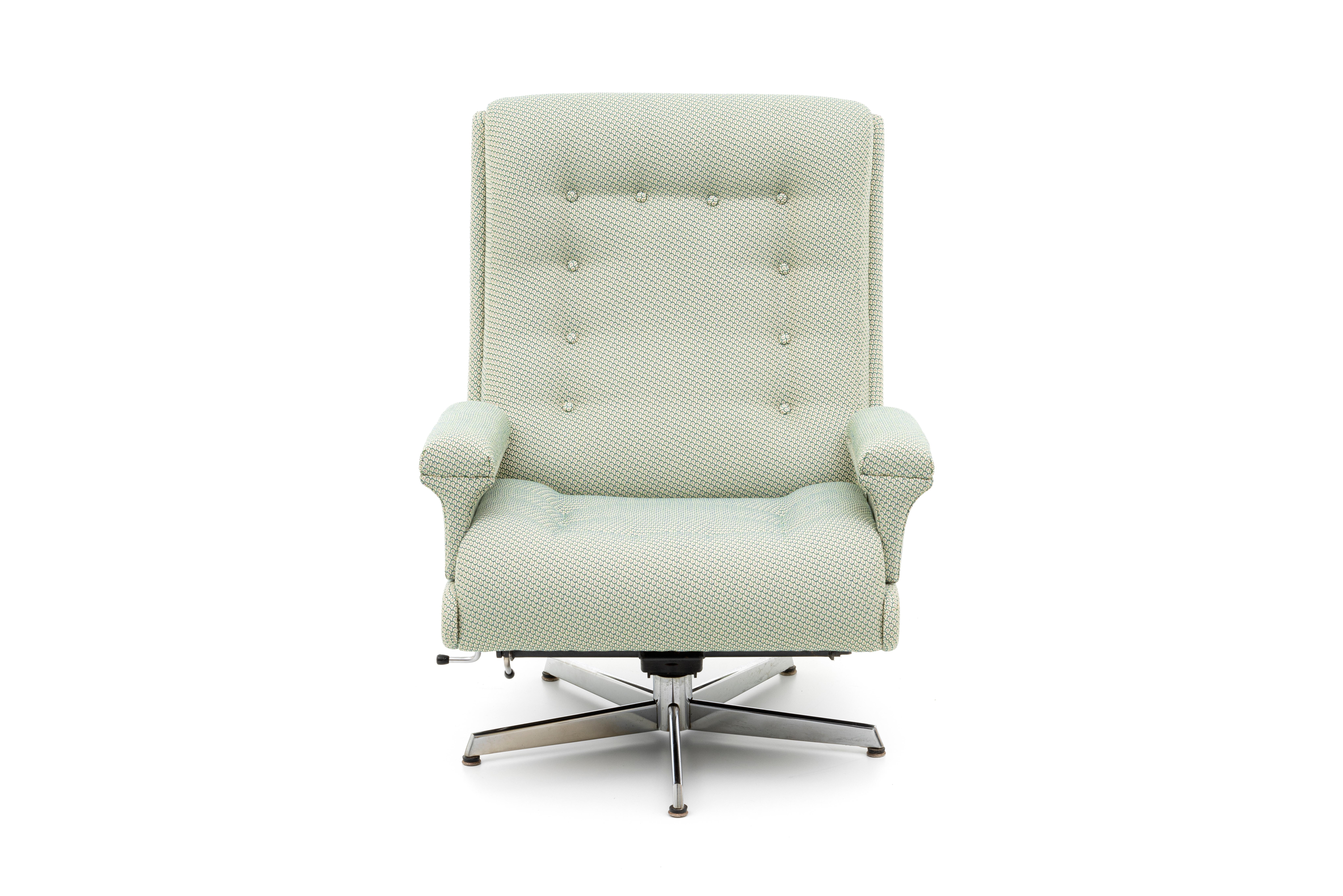 A robust vintage swivel office chair, found by Ding Dong and re-upholstered in Le Manach fabric.
The House of Le Manach is the very quintessence of French style, a subtle mix of French tradition and exoticism. It takes its inspiration from the silks