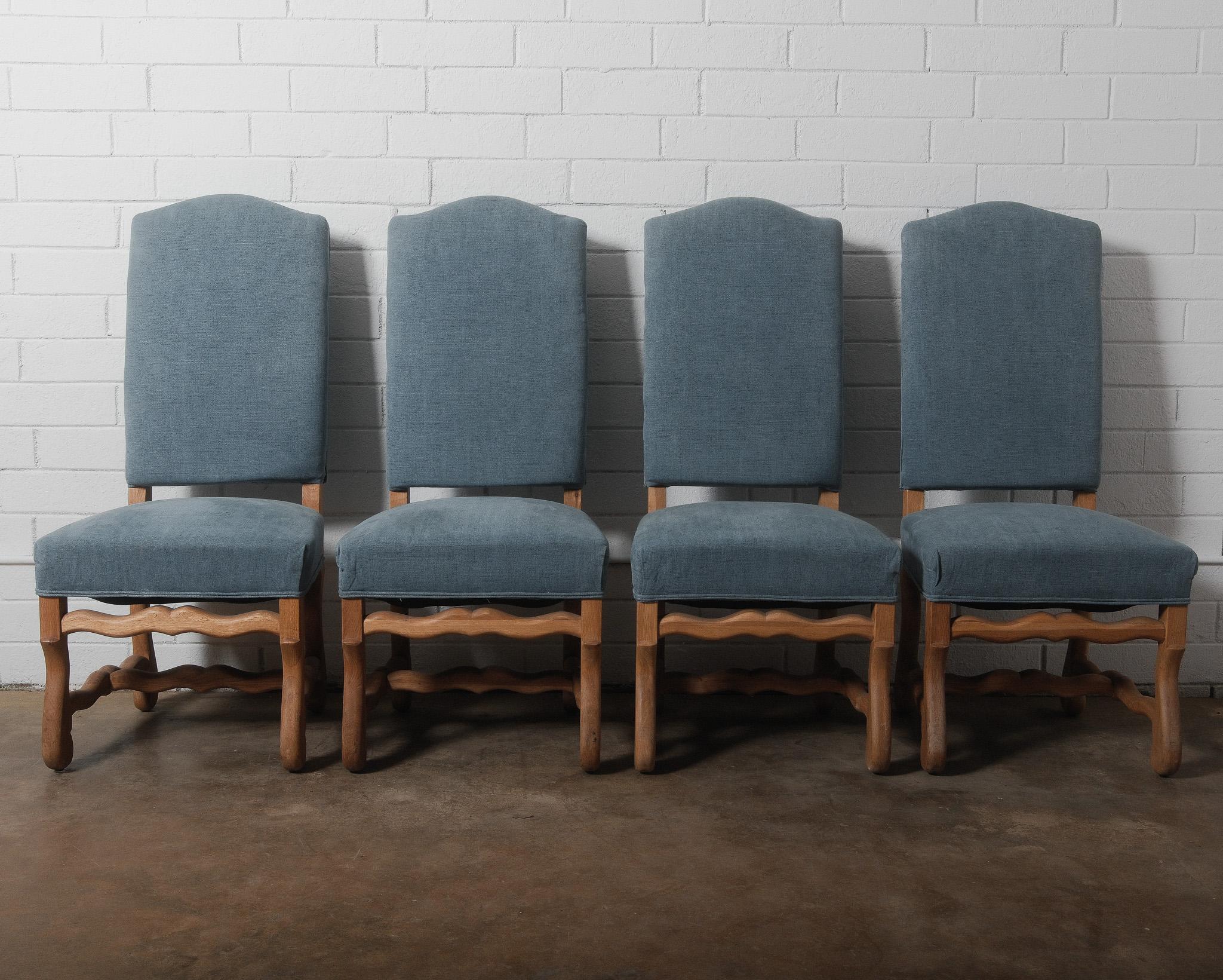 Cet ensemble de quatre chaises de salle à manger élégantes de style provincial français présente des cadres sculpturaux en bois de chêne avec de beaux pieds cabriole et un brancard serpentin distinctif. Les dossiers hauts et légèrement cintrés