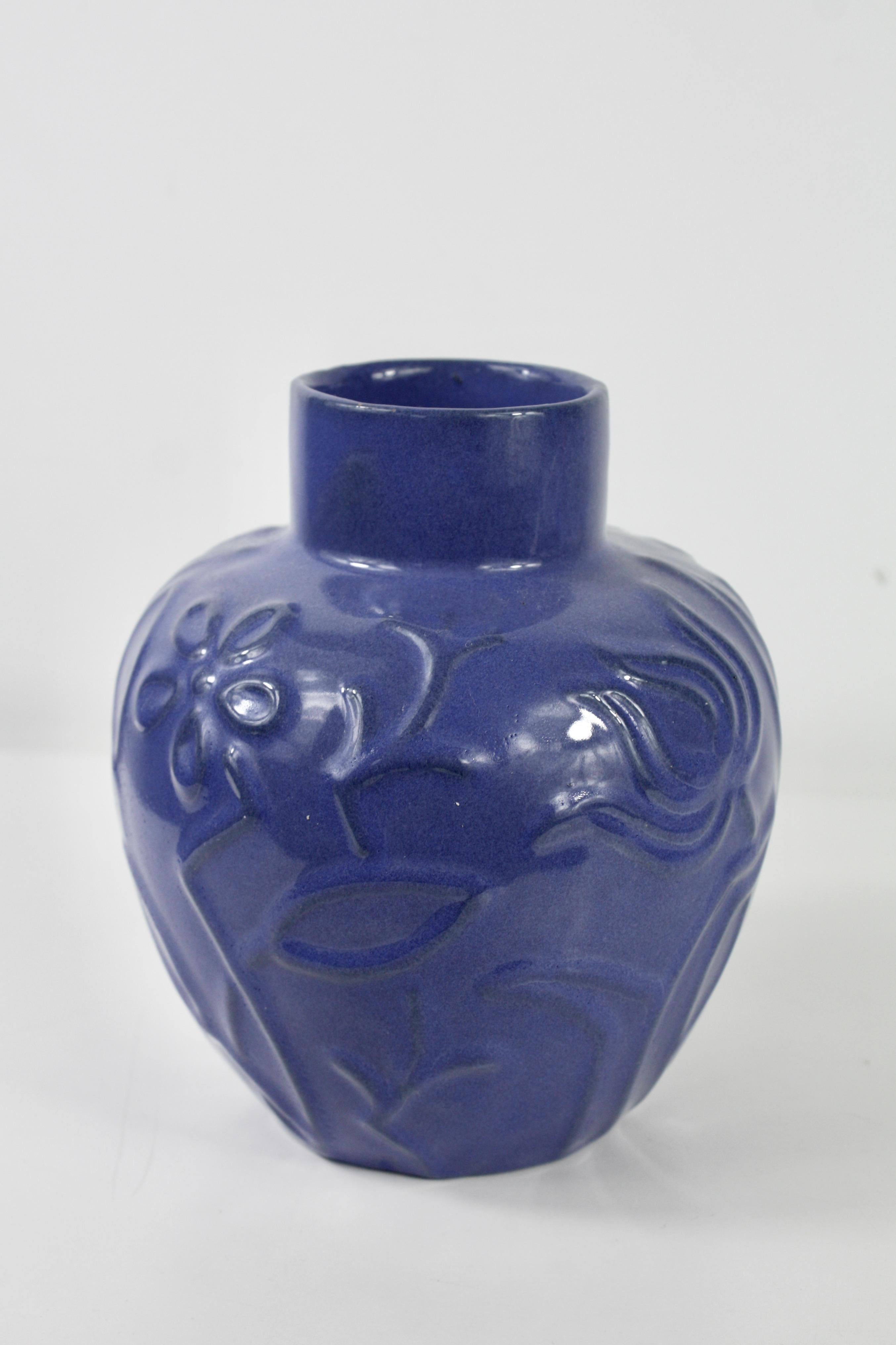 Questo vaso Uppsala Ekeby (Model No. 441) di Harald Östergren, un pezzo di design scandinavo della metà del secolo scorso, presenta un elegante motivo floreale in rilievo con un'affascinante smaltatura blu intenso. Realizzato in gres smaltato