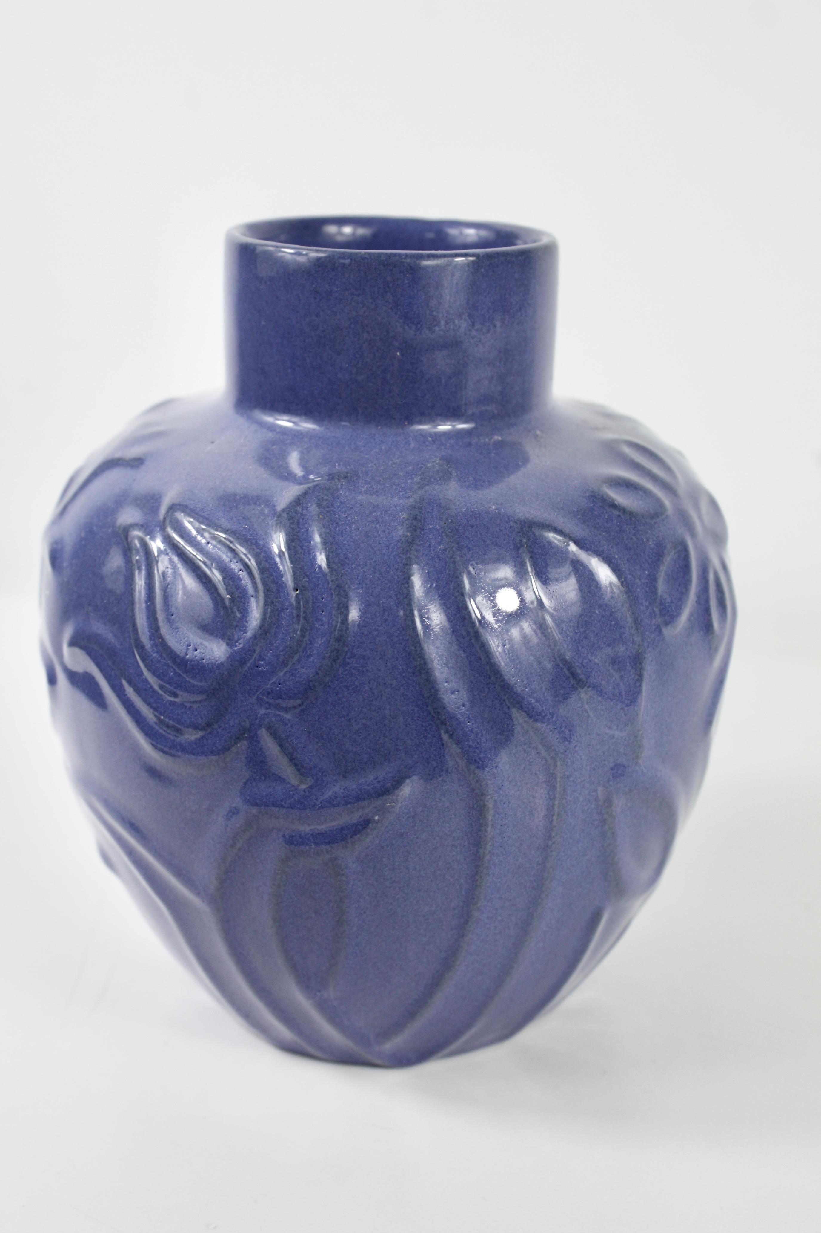 Smaltato Vaso d'epoca Uppsala Ekeby Model 441 di Harald Östergren, 1947/48 Blu intenso in vendita