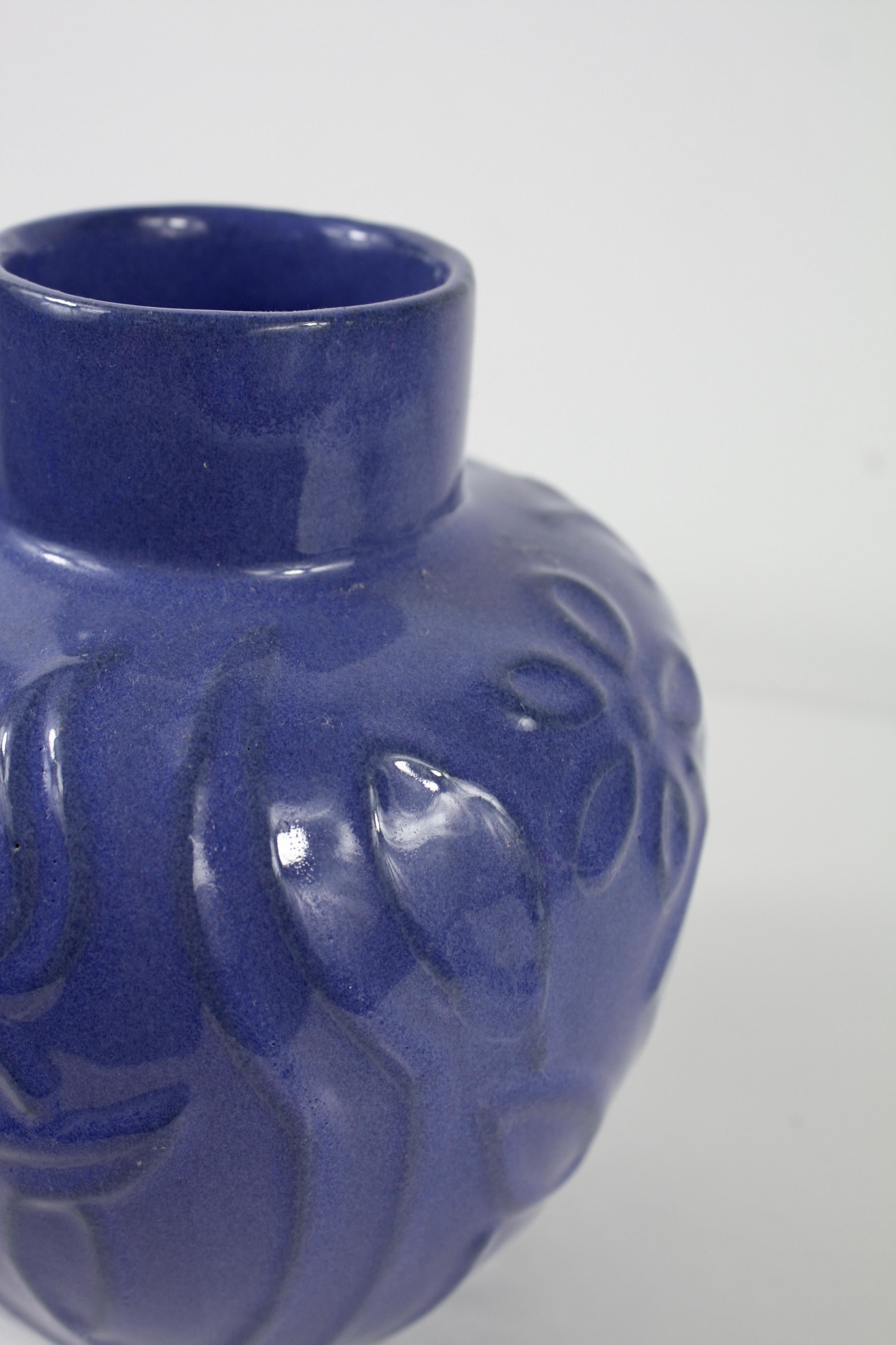 Vaso d'epoca Uppsala Ekeby Model 441 di Harald Östergren, 1947/48 Blu intenso In condizioni buone in vendita a Västra Frölunda, SE