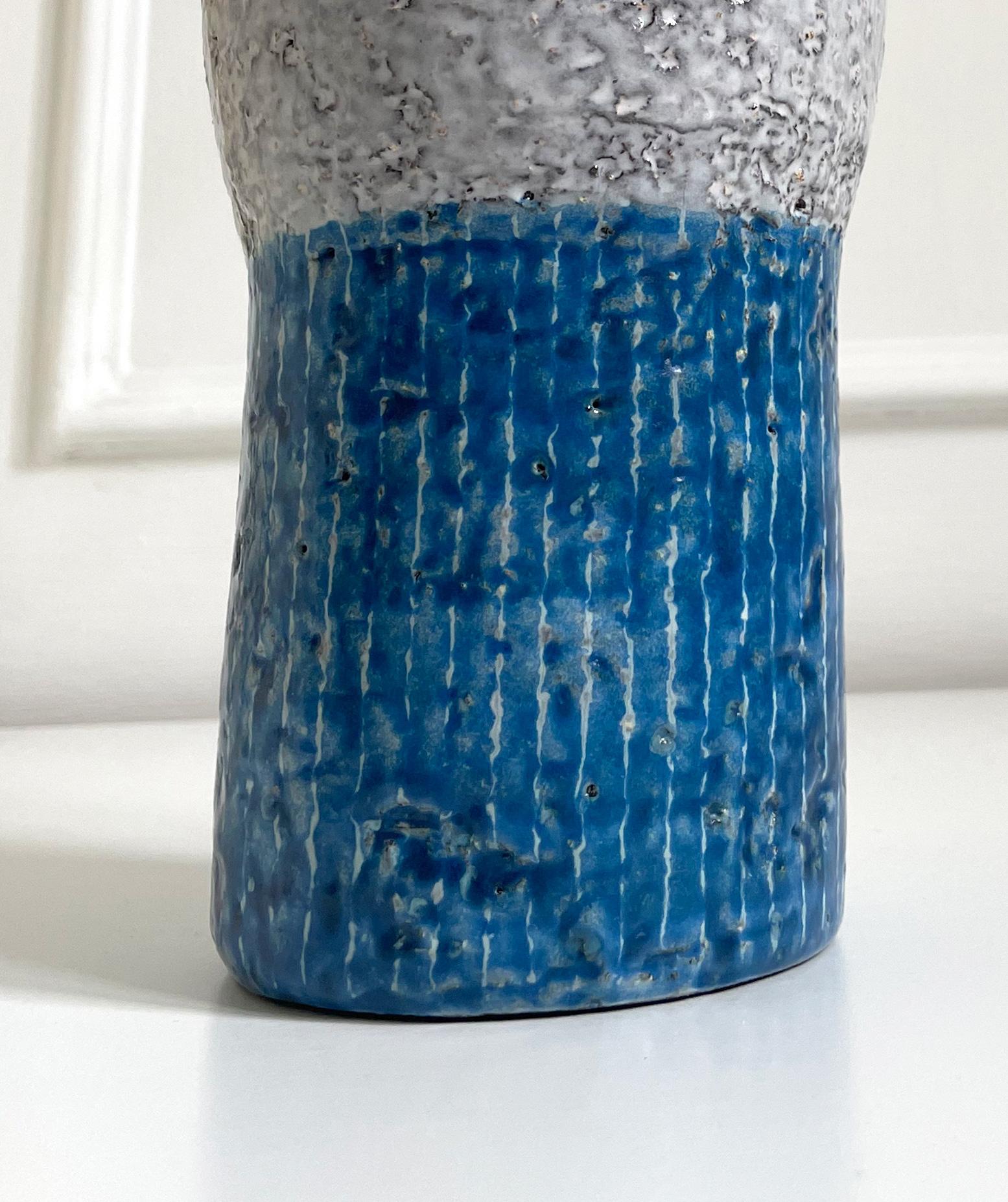 Mid-Century moderno Vaso a strisce in ceramica Upsala Ekeby blu e grigio chiaro, anni '60 in vendita