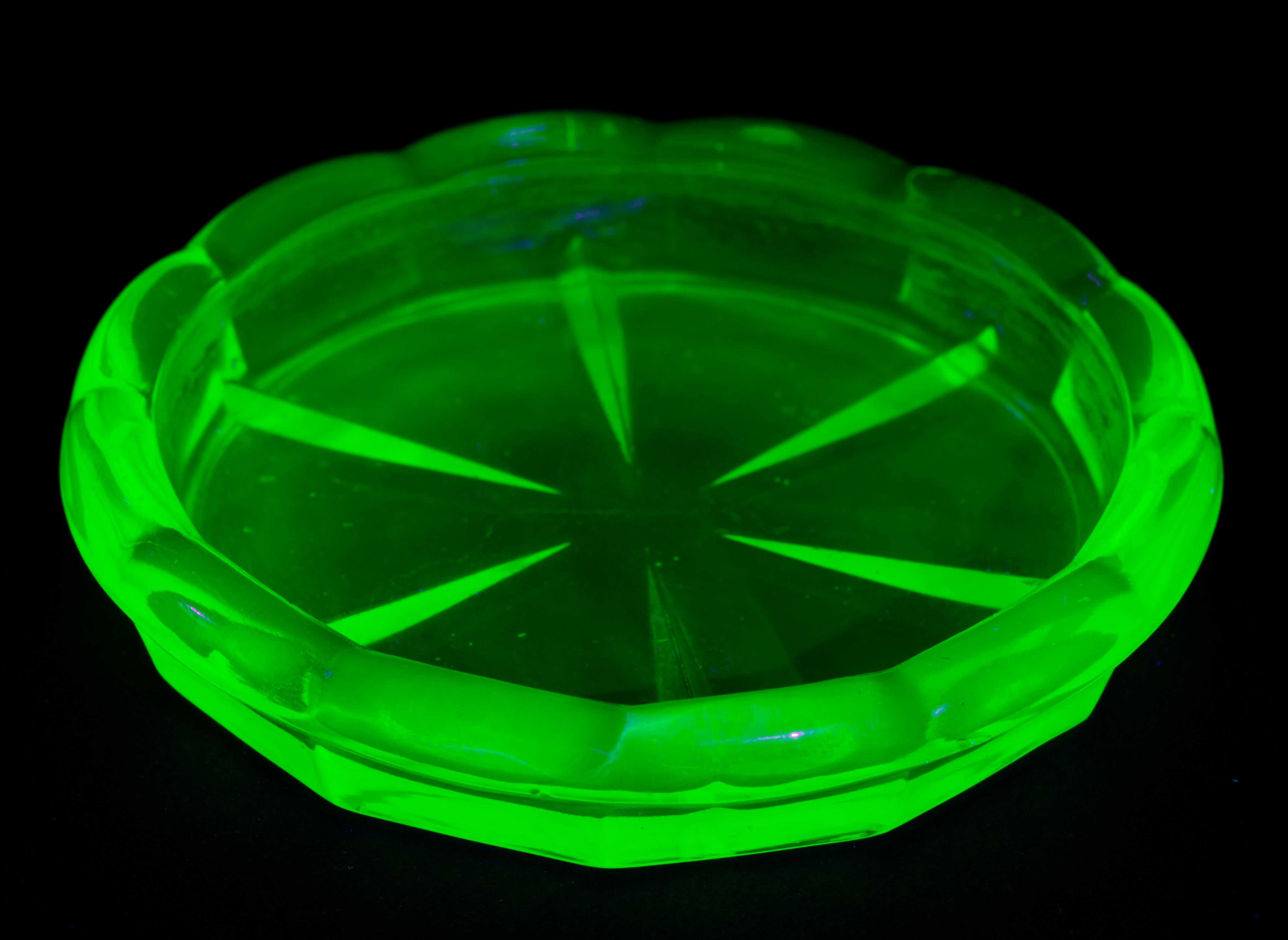 Uranium Vaseline leuchtend grüner Aschenbecher aus Depressionsglas, Vintage (Moderne der Mitte des Jahrhunderts)