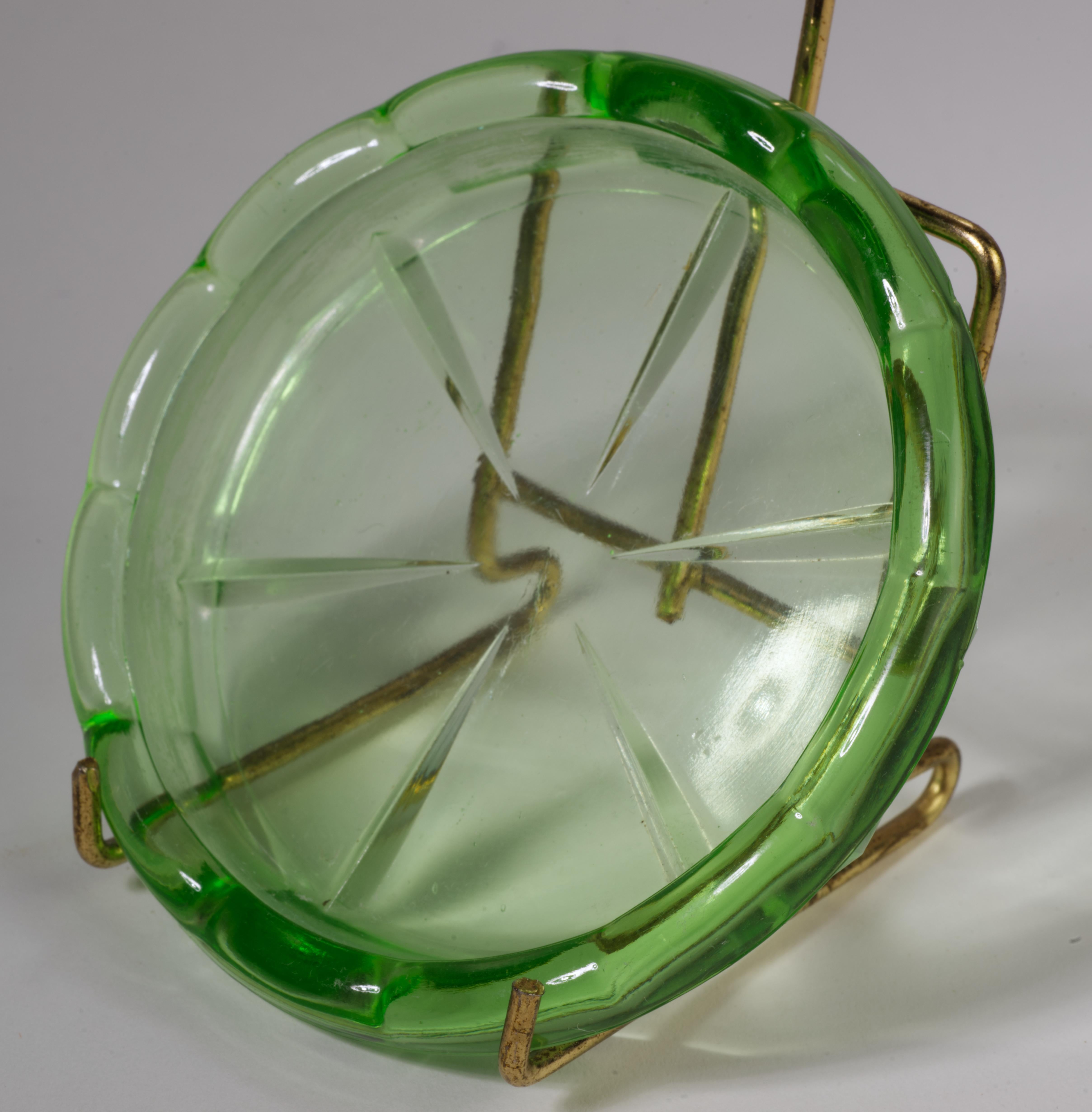 Uranium Vaseline leuchtend grüner Aschenbecher aus Depressionsglas, Vintage im Zustand ��„Gut“ in Clifton Springs, NY
