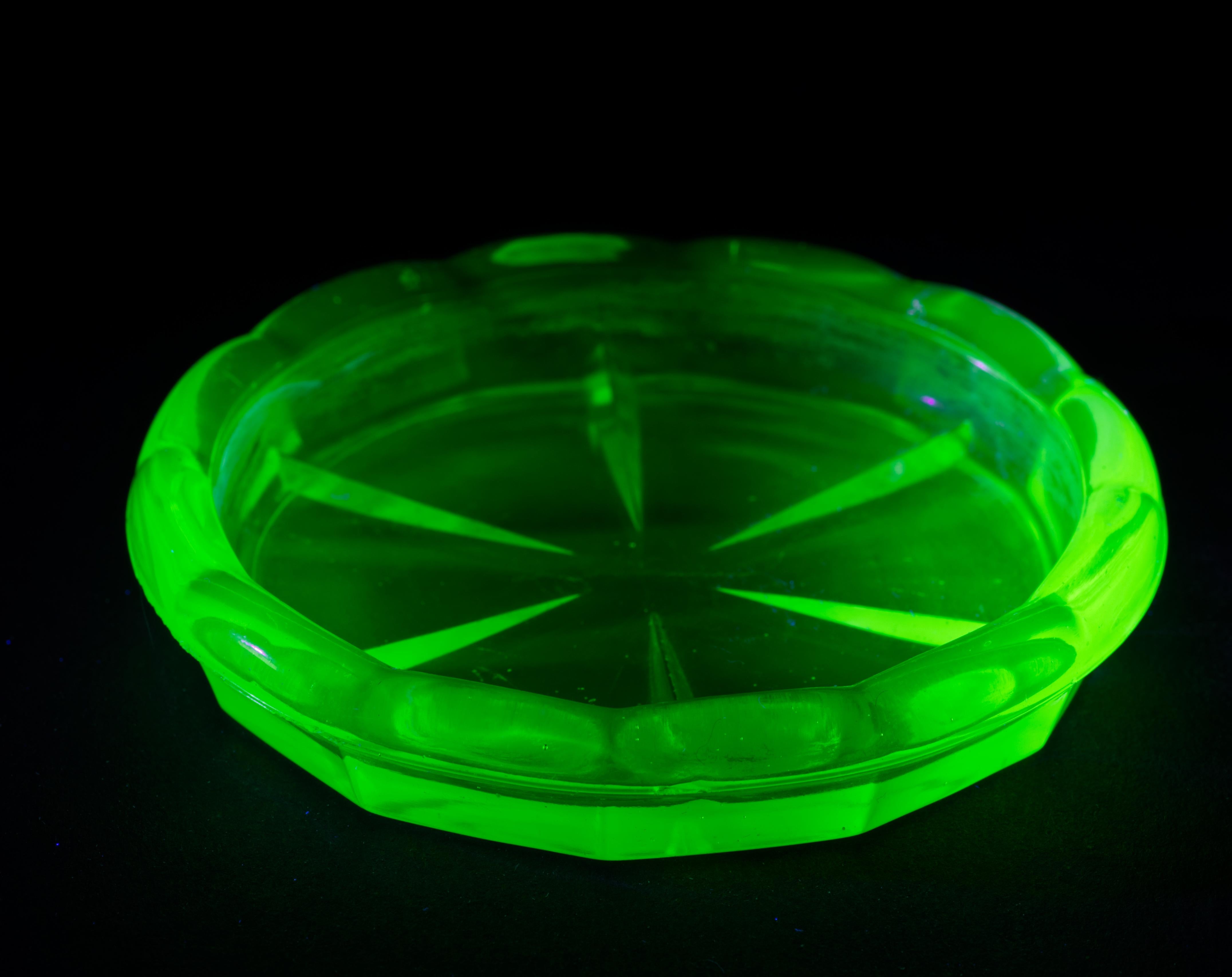 Uranium Vaseline leuchtend grüner Aschenbecher aus Depressionsglas, Vintage 1