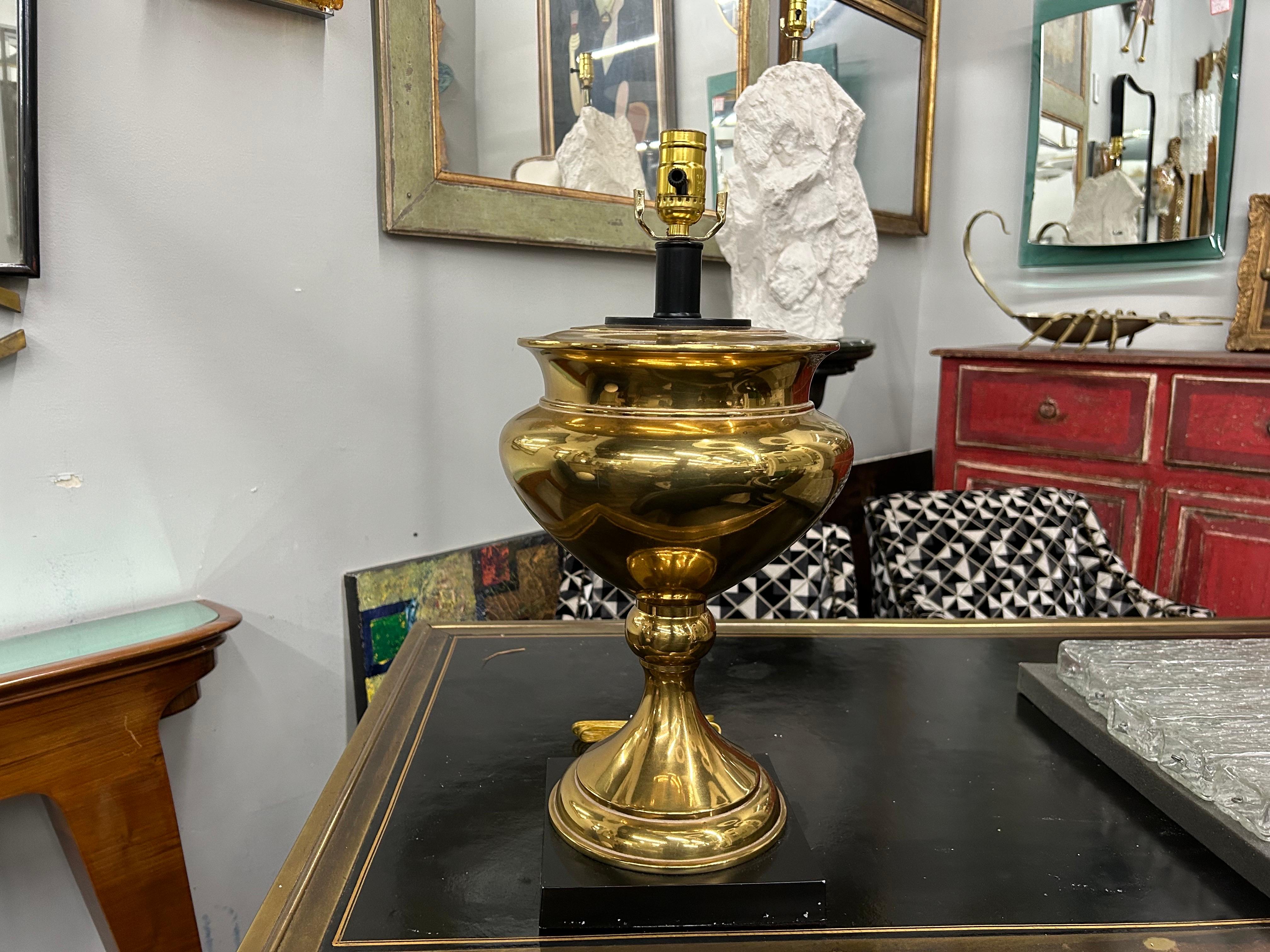 Lampada d'ottone a forma di urna vintage.
In offerta c'è un'incantevole lampada vintage in ottone Hollywood Regency con una bellissima forma a urna.
Questa lampada è stata cablata di recente con una nuova presa ed è pronta per il paralume di tua