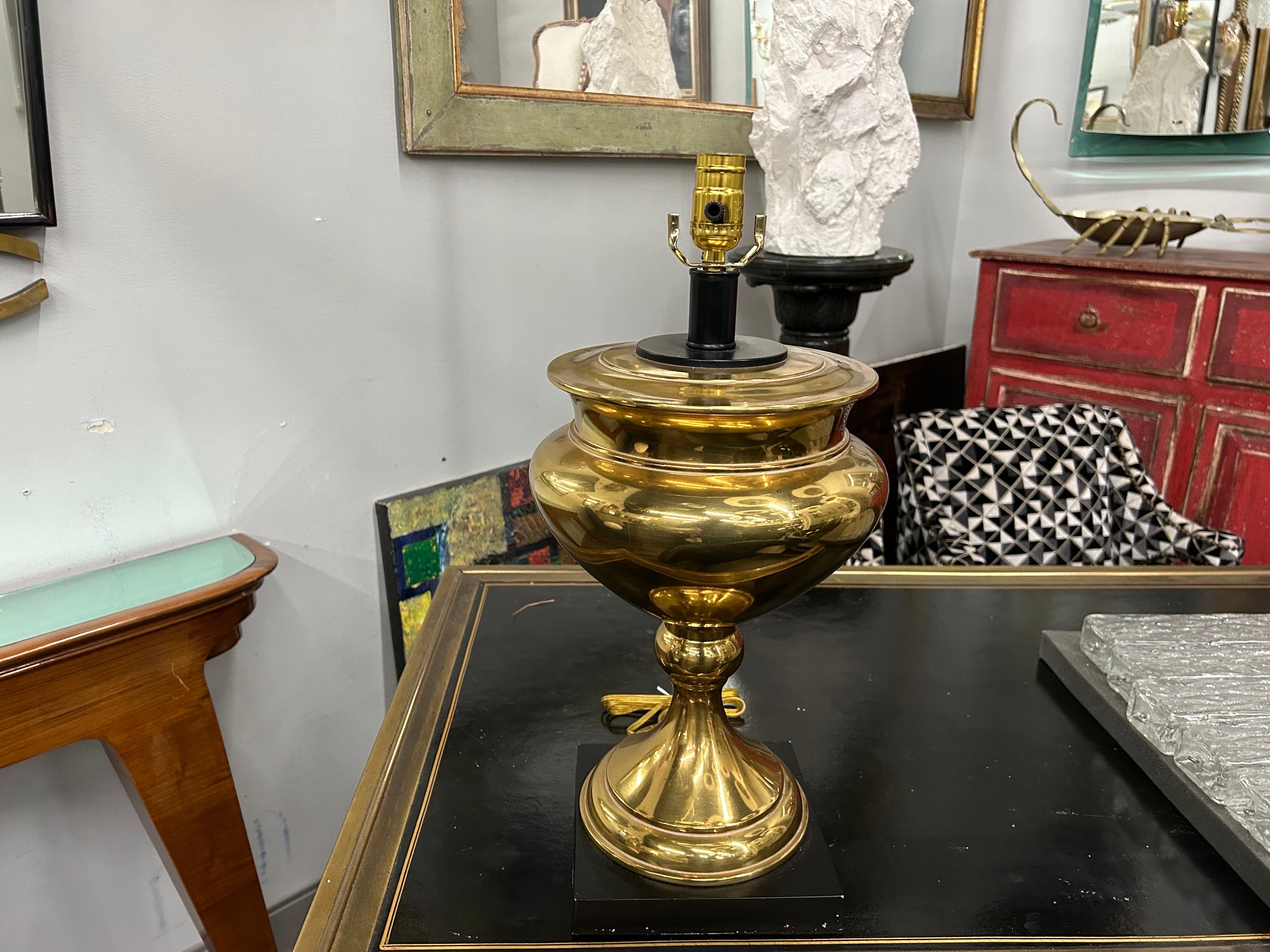 Hollywood Regency Lampada a forma di urna in ottone vintage in vendita