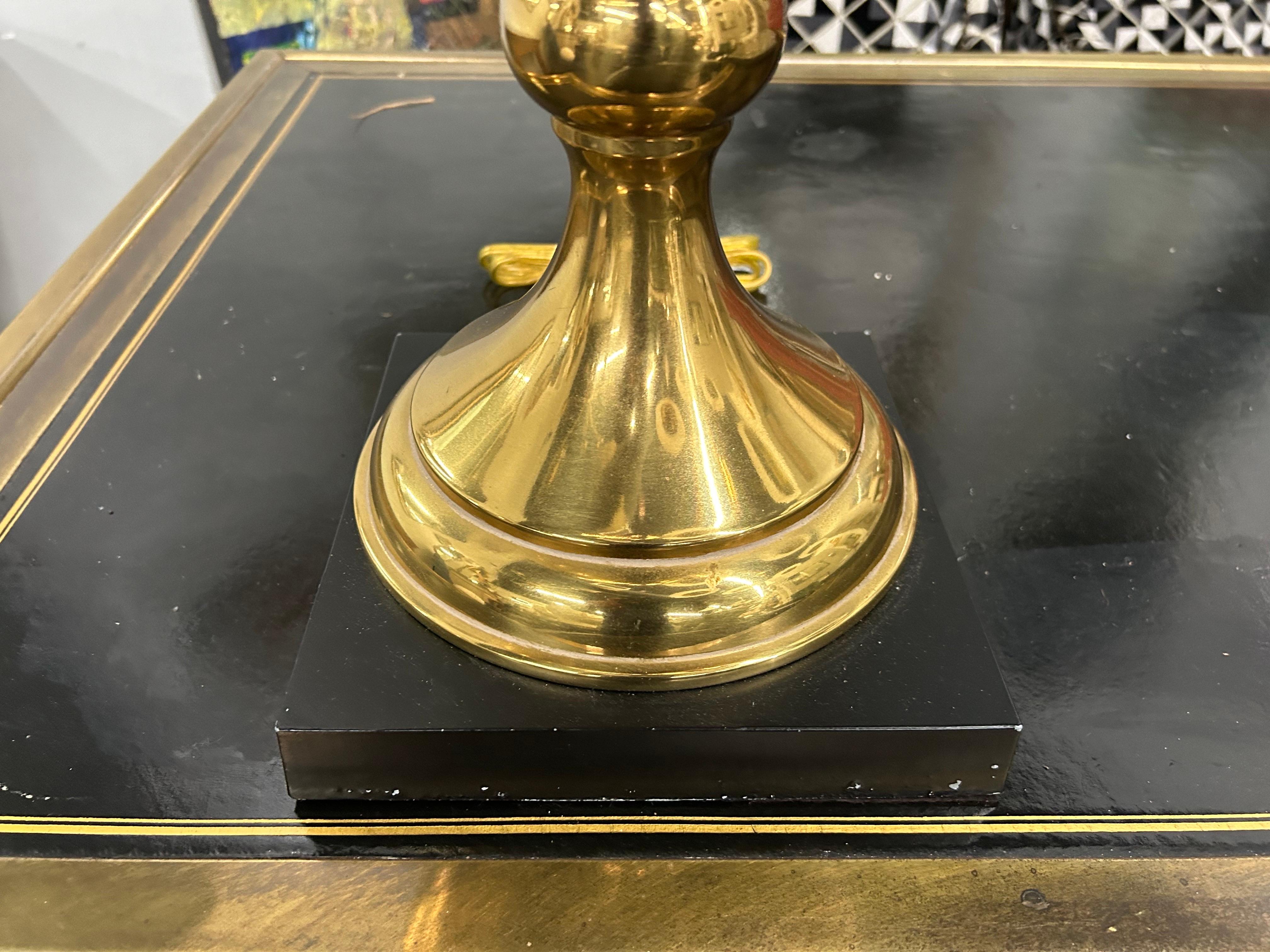 Sconosciuto Lampada a forma di urna in ottone vintage in vendita