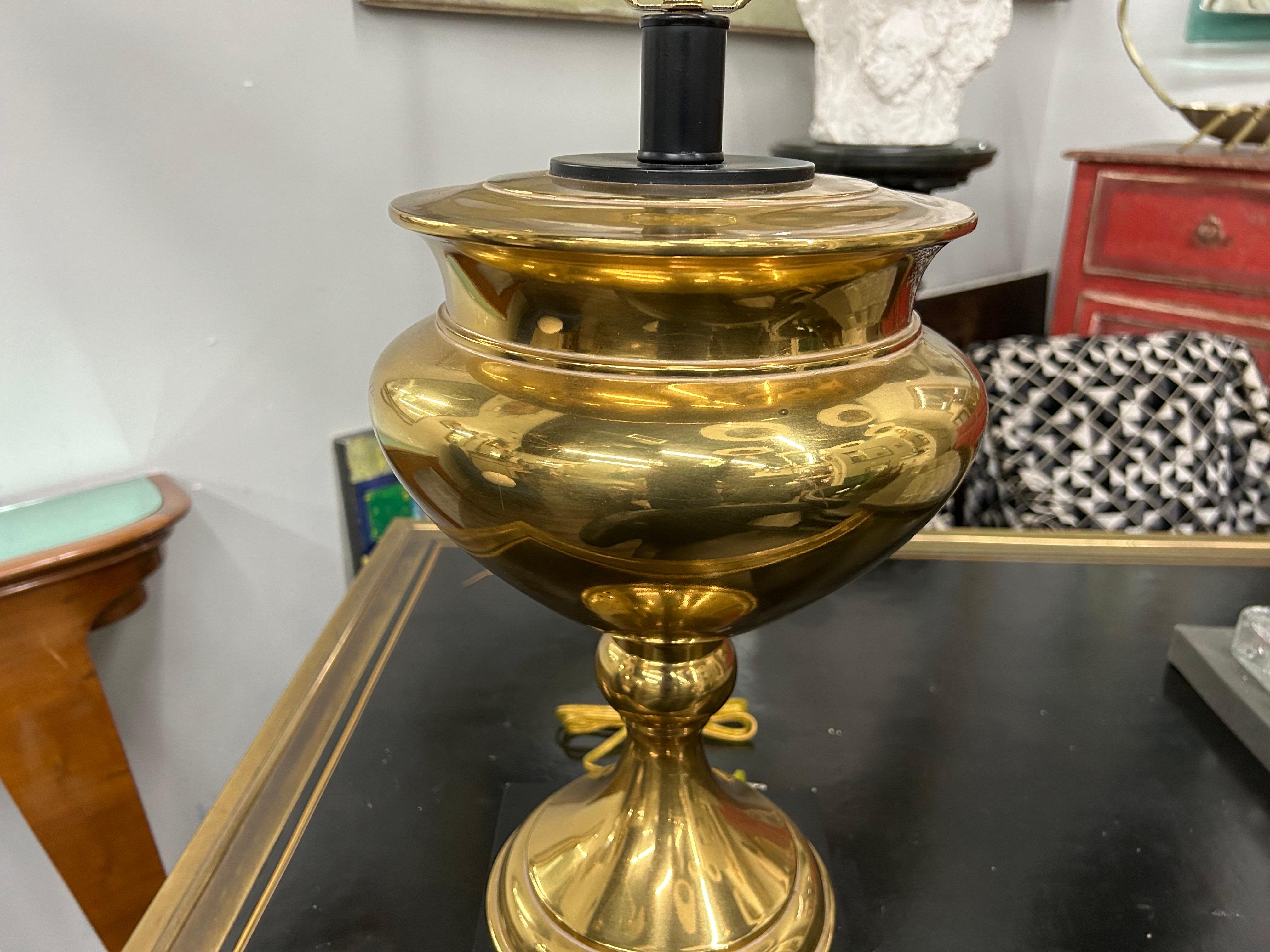 Lampada a forma di urna in ottone vintage In condizioni buone in vendita a Houston, TX