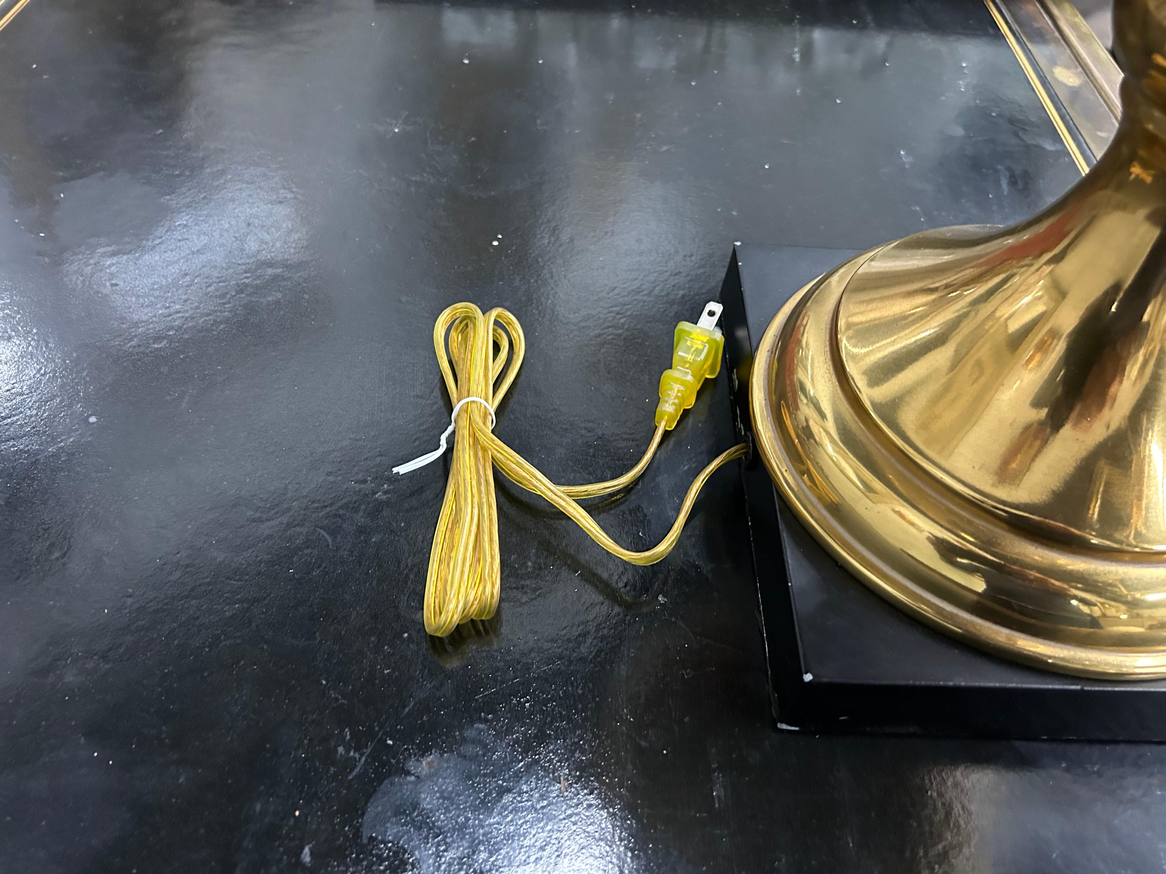 Fine XX secolo Lampada a forma di urna in ottone vintage in vendita