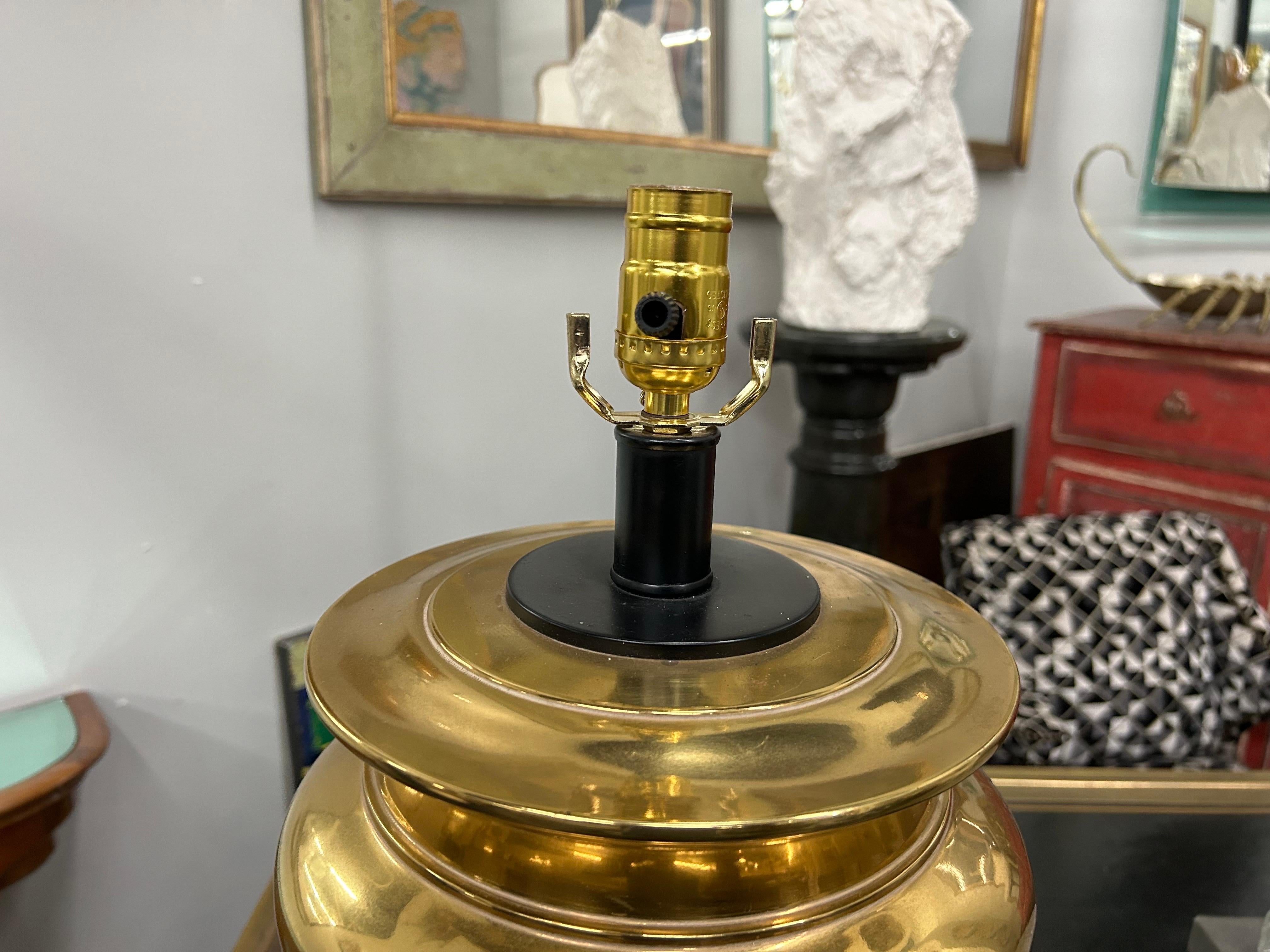 Ottone Lampada a forma di urna in ottone vintage in vendita