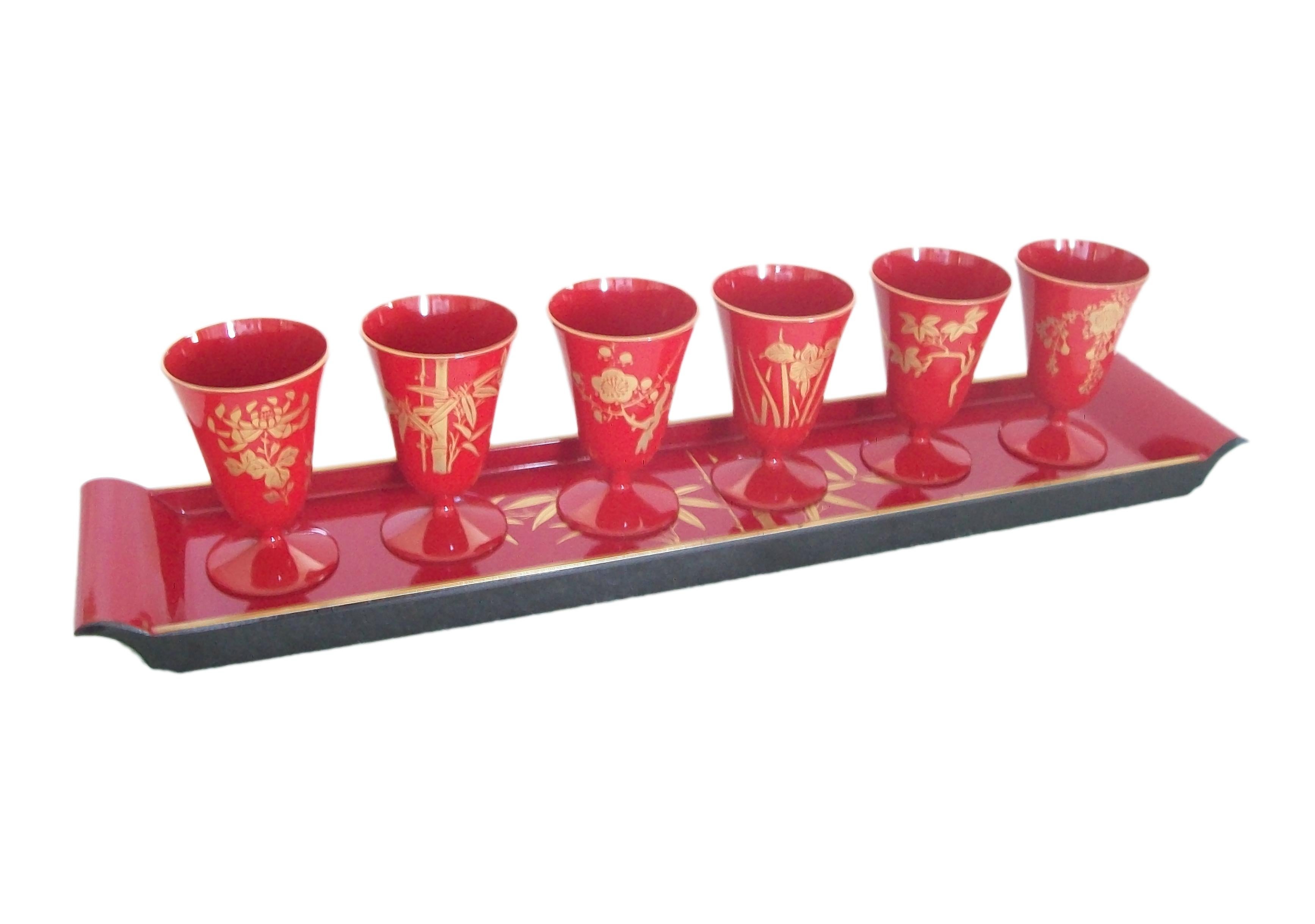 Anglo-japonais Plateau et six tasses en laque rouge et dore Urushi avec bote, Japon, milieu du 20e sicle en vente