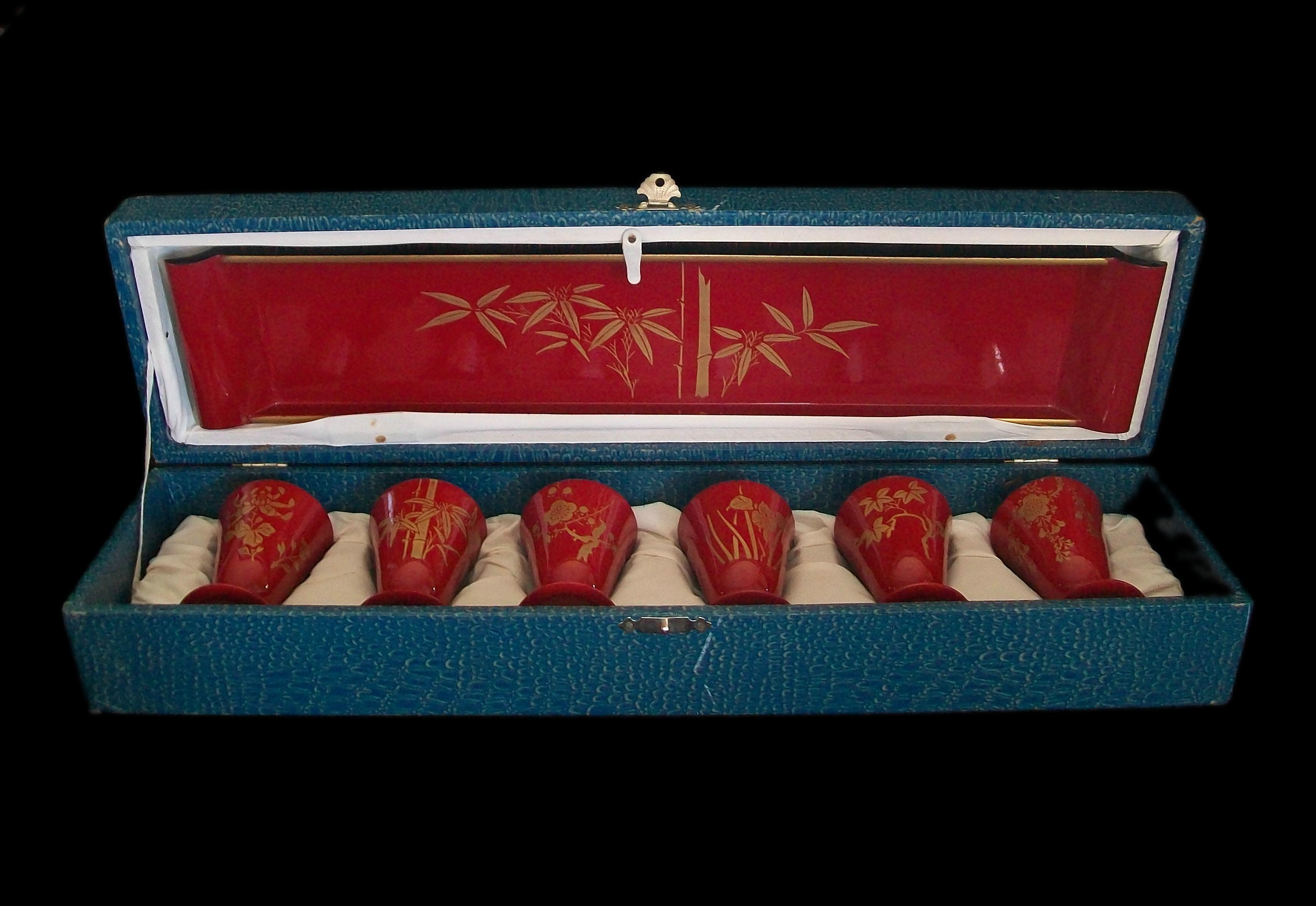 Fait main Plateau et six tasses en laque rouge et dore Urushi avec bote, Japon, milieu du 20e sicle en vente