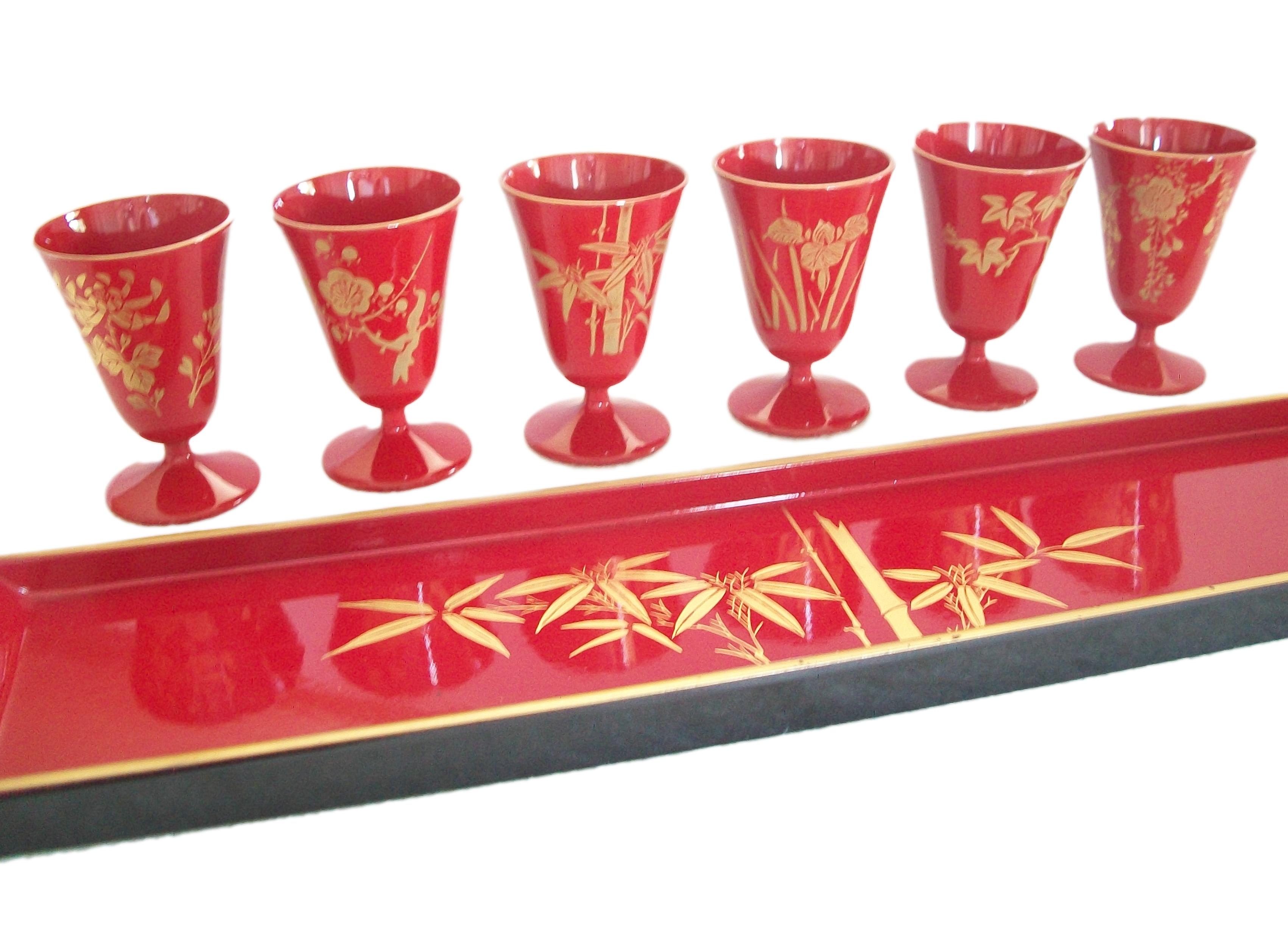 Laque Plateau et six tasses en laque rouge et dore Urushi avec bote, Japon, milieu du 20e sicle en vente