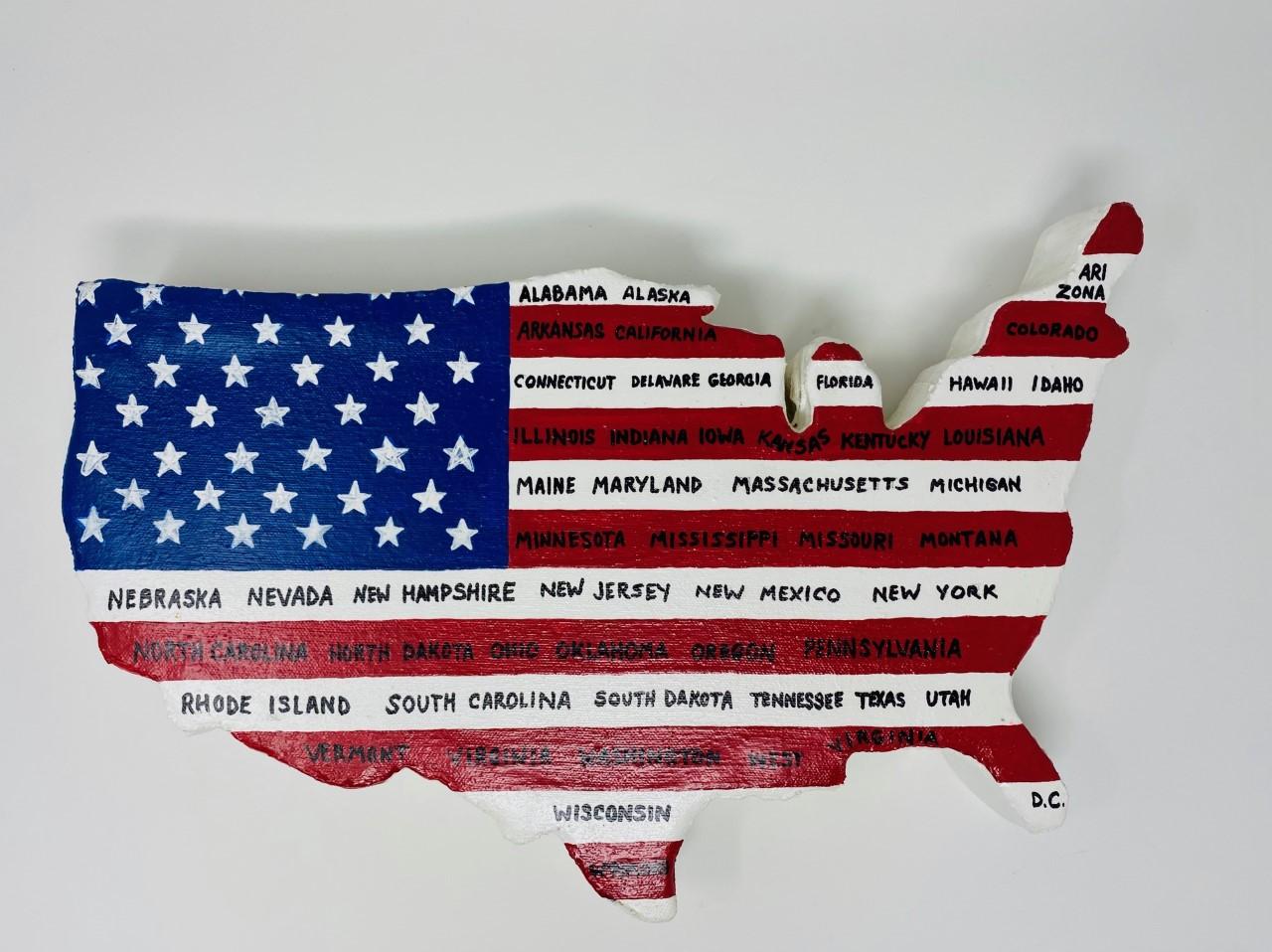Magnifique et original art mural en forme des Etats-Unis représentant le drapeau américain avec tous ses états. Cette pièce d'Americana date des années 1990 et l'artiste est inconnu. La pièce fait référence au pop art et est exécutée avec des
