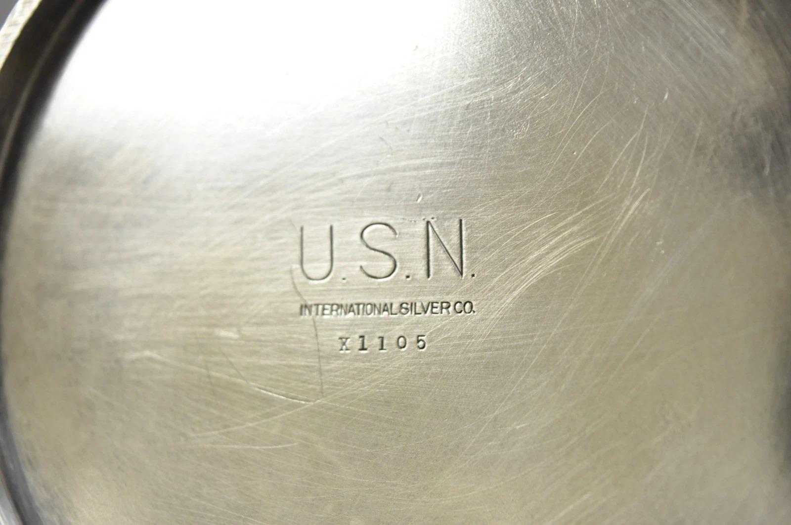 Vintage US Navy Art Deco Silver Plated Coffee Tea Pot Kettle w / Wooden Handle. Circa Mitte des 20. Jahrhunderts. Abmessungen: 10