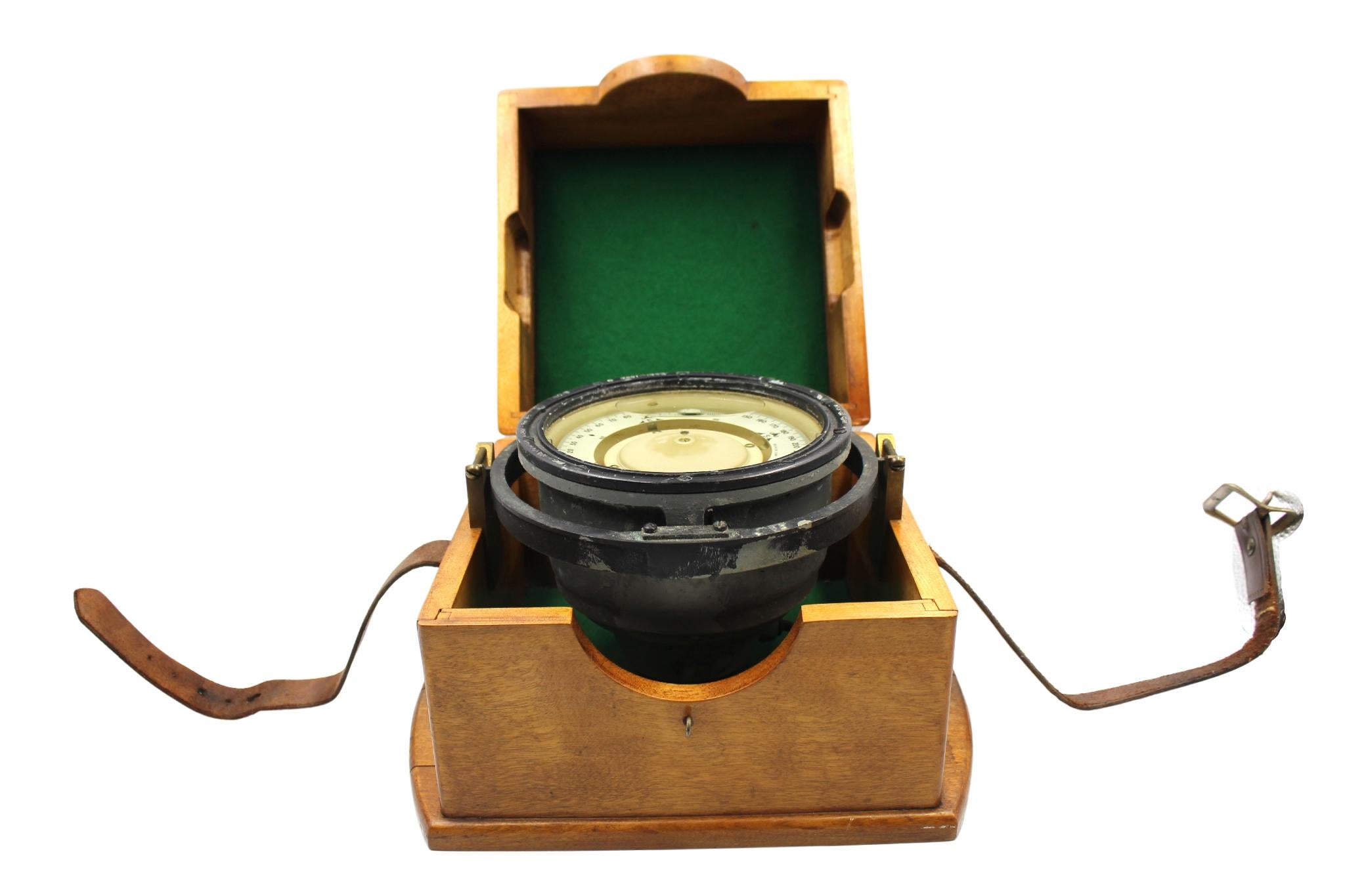 Vintage U.S. Navy Cased Gimballed Compass, Circa 1943 In Good Condition In Colorado Springs, CO