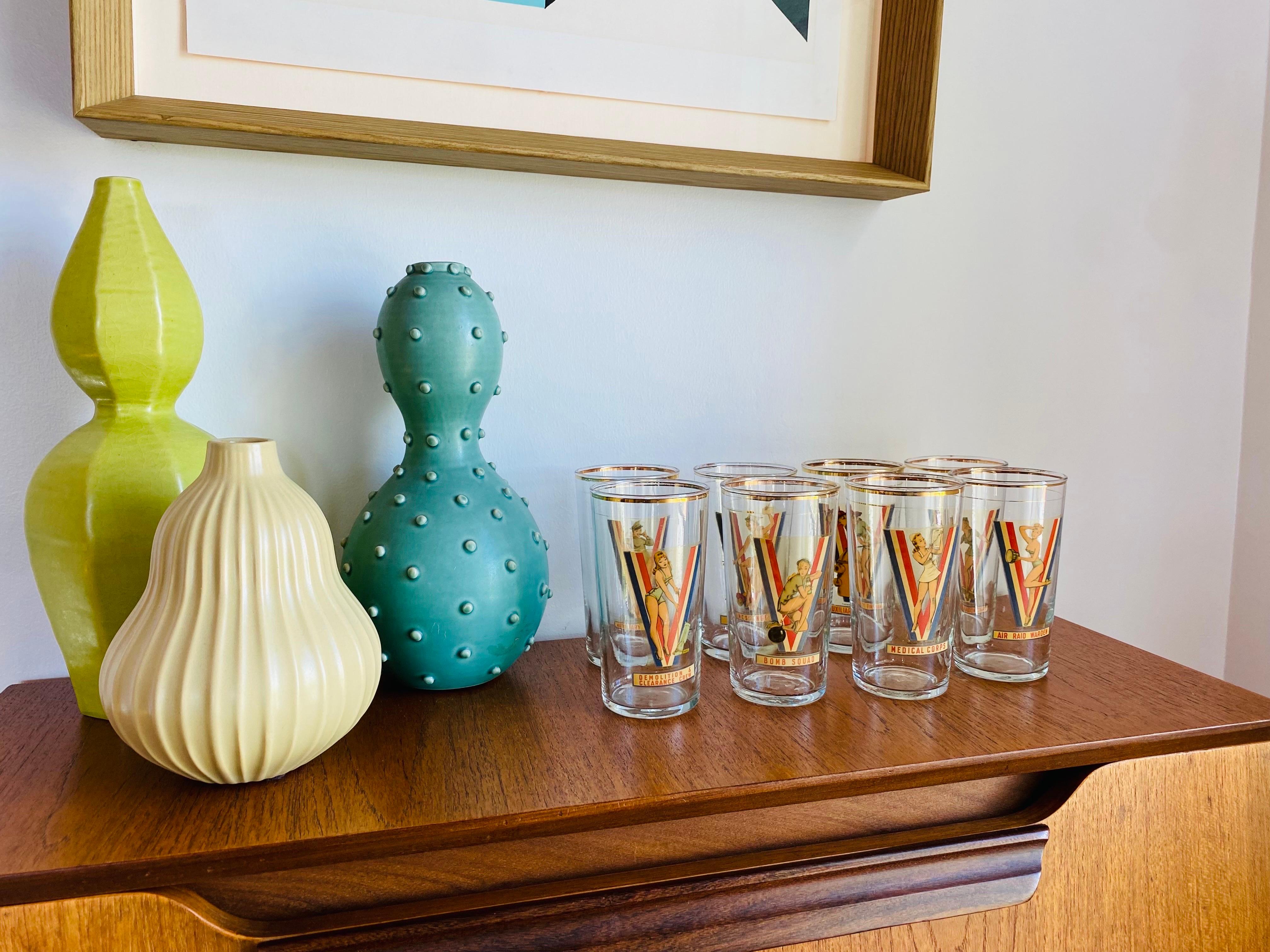 Vintage USA WWII Pinup Girl Victory Drinking Glasses (1942 Set of 8) For Sale 3