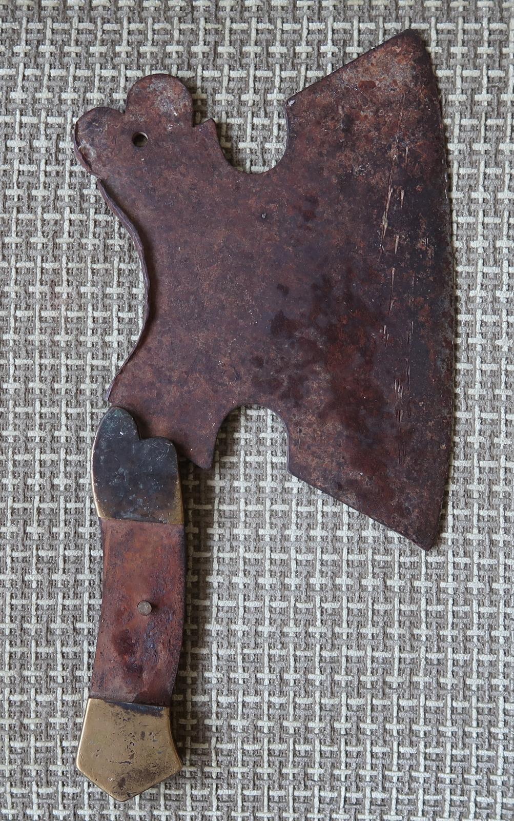 Cette robuste hache vintage, originaire d'URSS et datant des années 1940, fait partie de l'histoire de l'humanité. Fabriqué pour durer, sa construction lourde et son design unique reflètent le savoir-faire artisanal de son époque. La hache est dotée