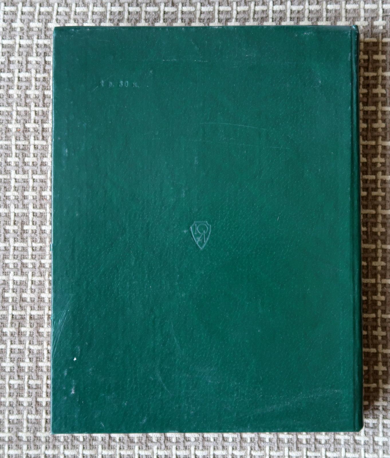 Immerse yourself in the timeless narrative of 'Oliver Twist' by Charles Dickens with this vintage book from the USSR. Published in 1984, this hardcover edition spans 318 pages of captivating storytelling. In pristine condition, the book offers a