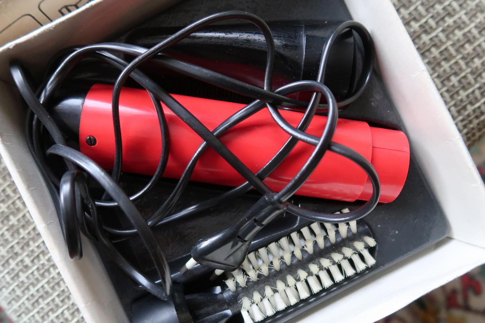 Vintage USSR Electric Hair Dryer: Retro Beauty from 1986 - Red and Black, 1J72 In Good Condition For Sale In Bordeaux, FR