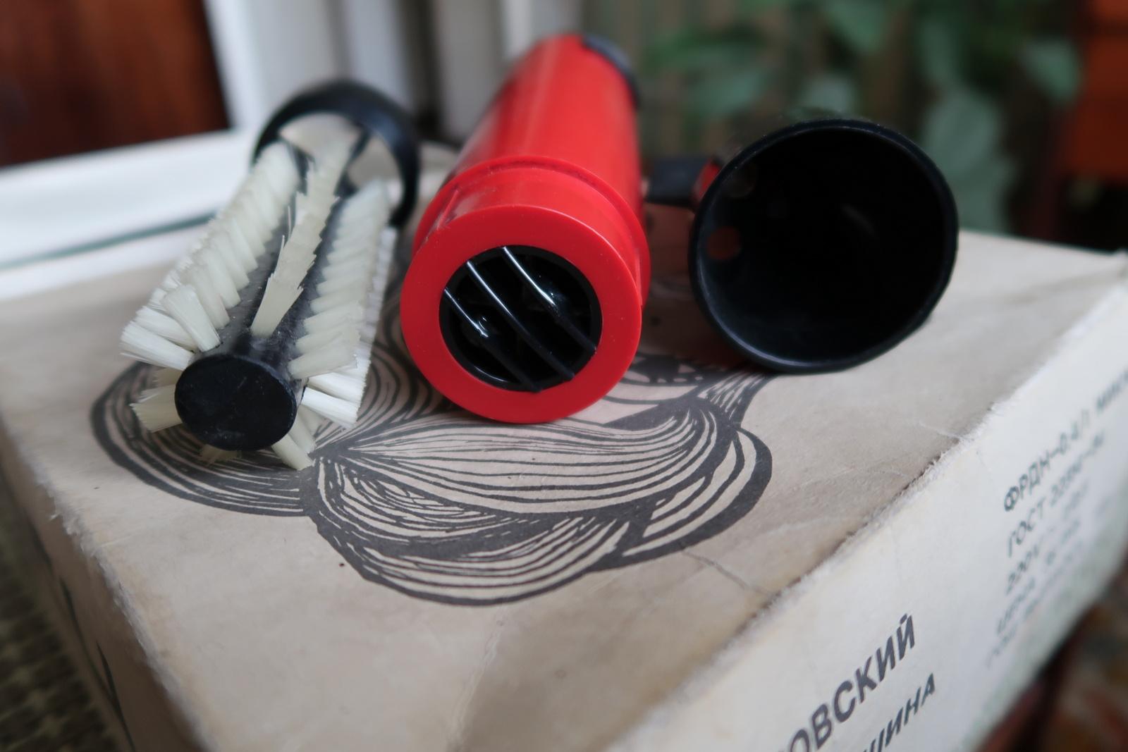 Vintage USSR Electric Hair Dryer: Retro Beauty from 1986 - Red and Black, 1J72 For Sale 3