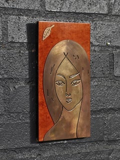 Plaque murale vintage en laiton de style moderniste soviétique de l'URSS représentant une femme, intitulée « Automne »