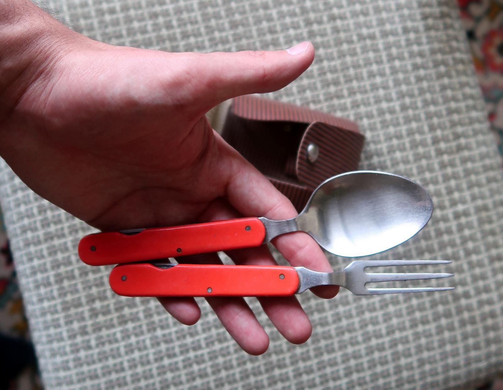 Vintage USSR Tourist Set: Klapplöffel und -gabel in braunem Lederetui, 1J69 im Zustand „Gut“ im Angebot in Bordeaux, FR