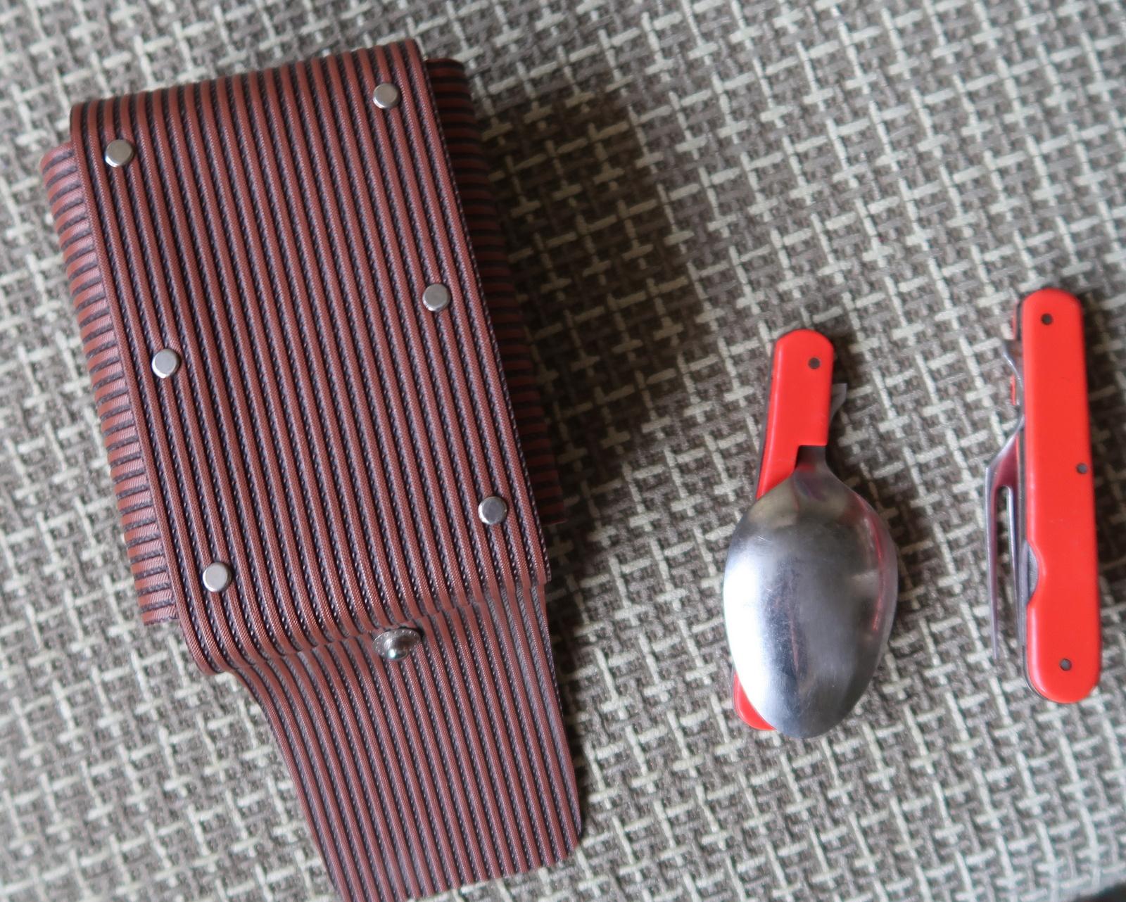 Vintage USSR Tourist Set: Klapplöffel und -gabel in braunem Lederetui, 1J69 (Metall) im Angebot