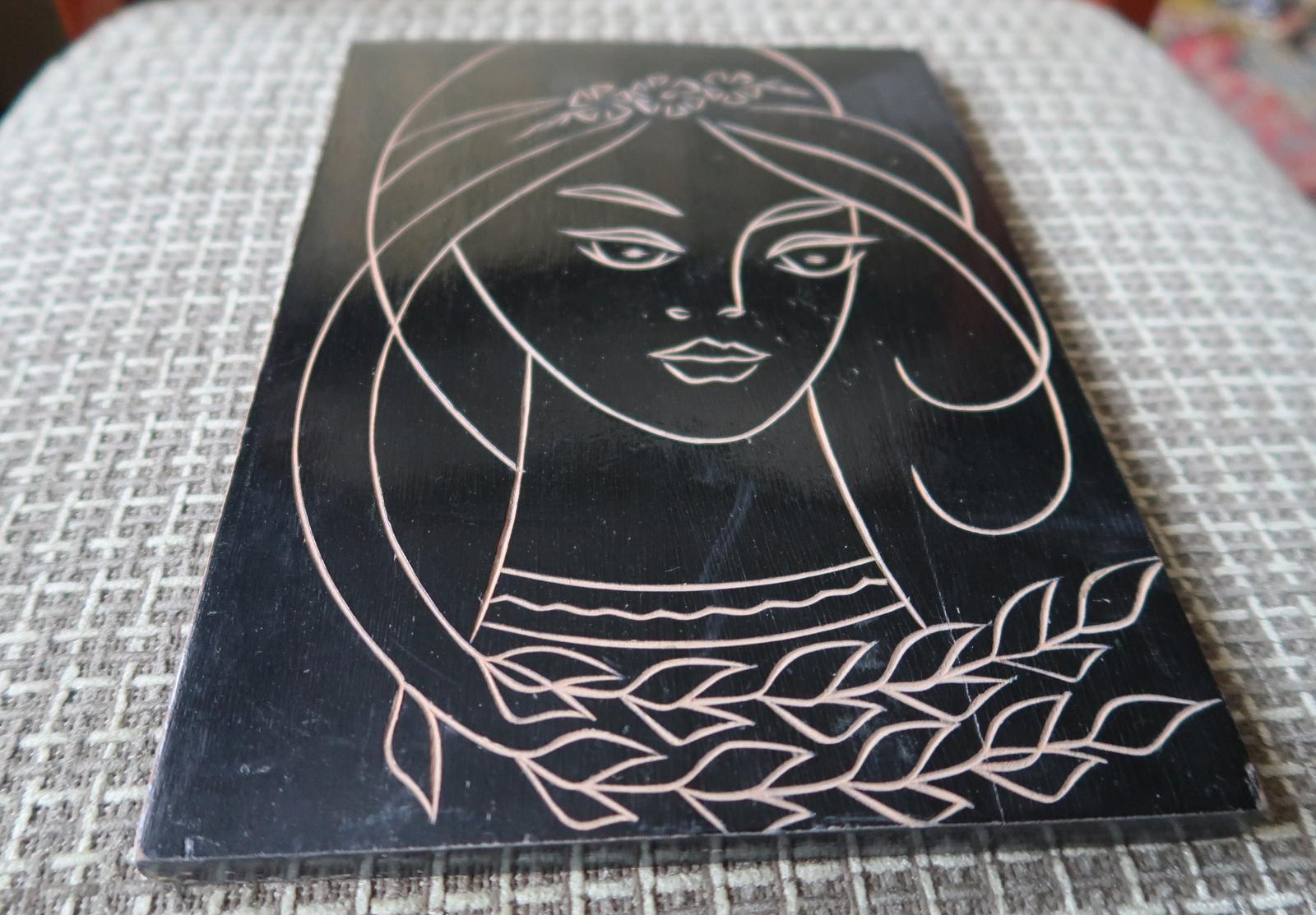 Vintage-Porträtgemälde einer Frau aus Holz, UdSSR, geschwungen, 1J71 (Ende des 20. Jahrhunderts) im Angebot