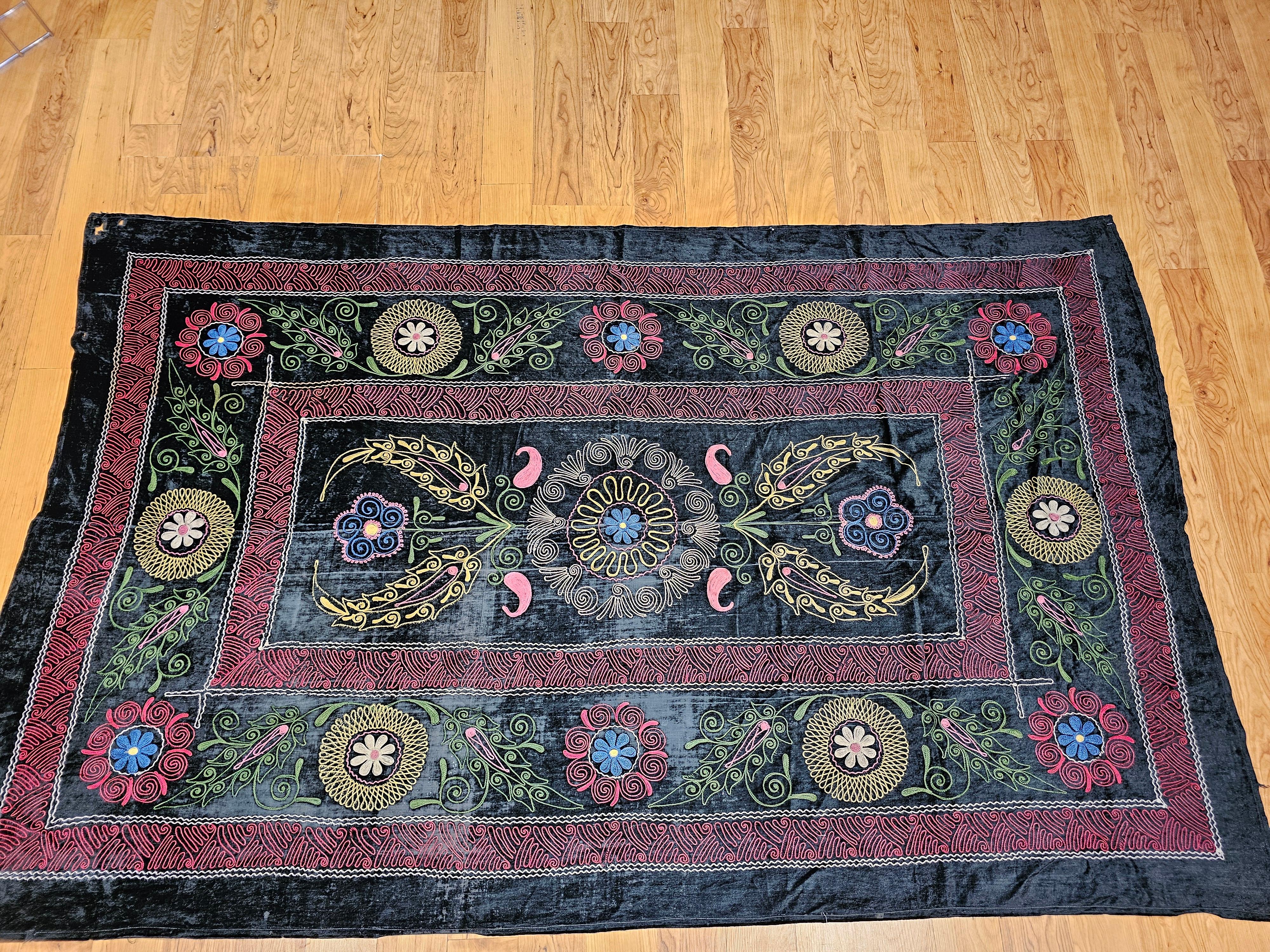 Vintage Uzbek Bordado de Seda Suzani - Negro, Rojo, Verde, Marfil, Azul en venta 3
