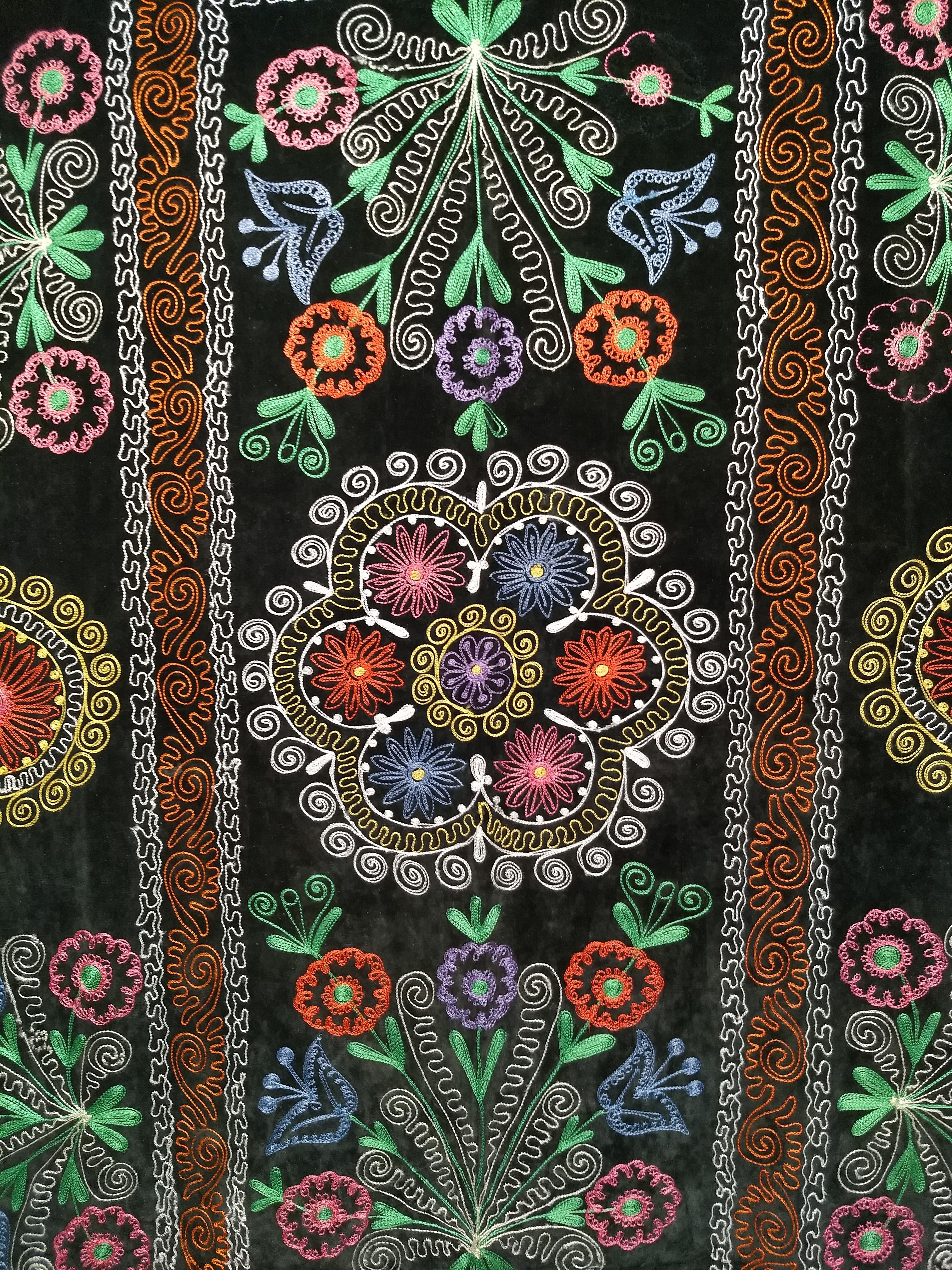 Uzbekische Vintage-Seidenstickerei Suzani in Schwarz, Rot, Grün, Elfenbein, Blau im Angebot 4