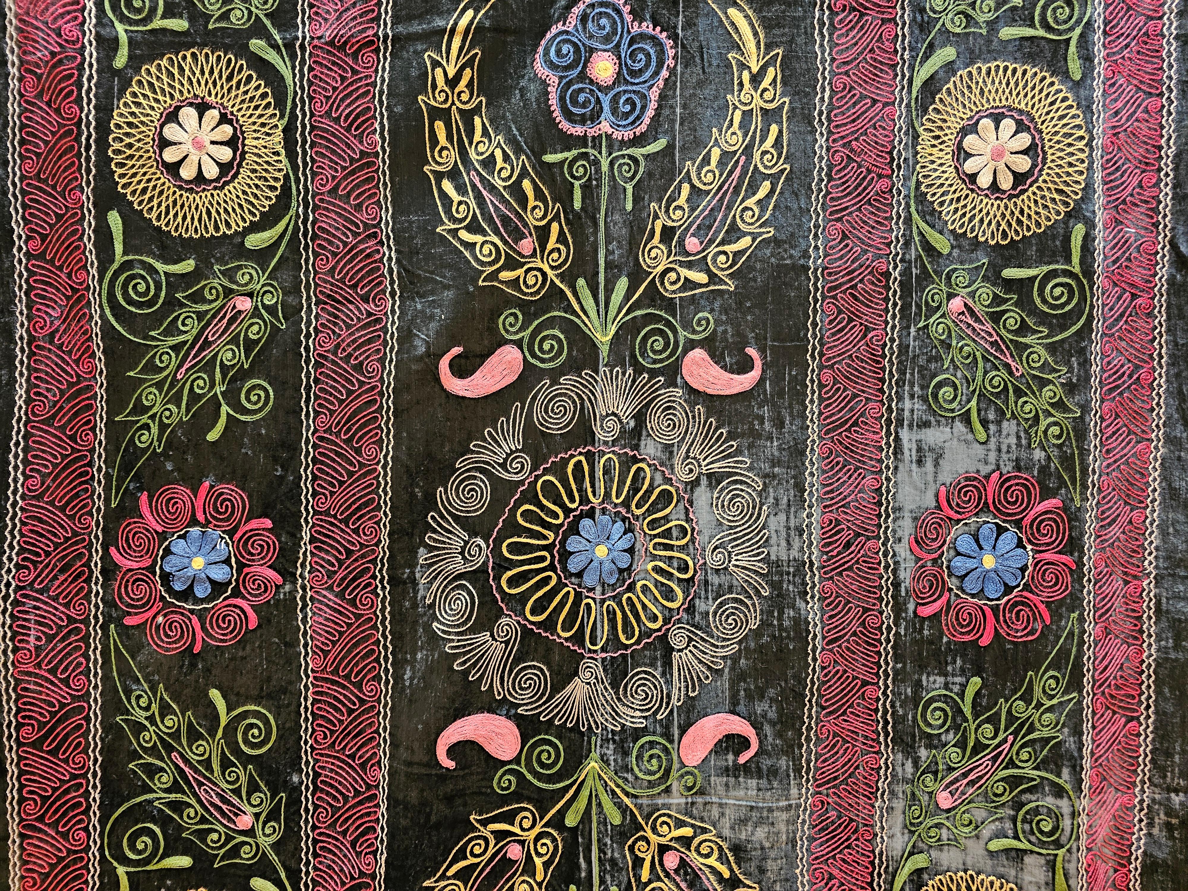 Uzbekische Vintage-Seidenstickerei Suzani in Schwarz, Rot, Grün, Elfenbein, Blau (Handgefertigt) im Angebot