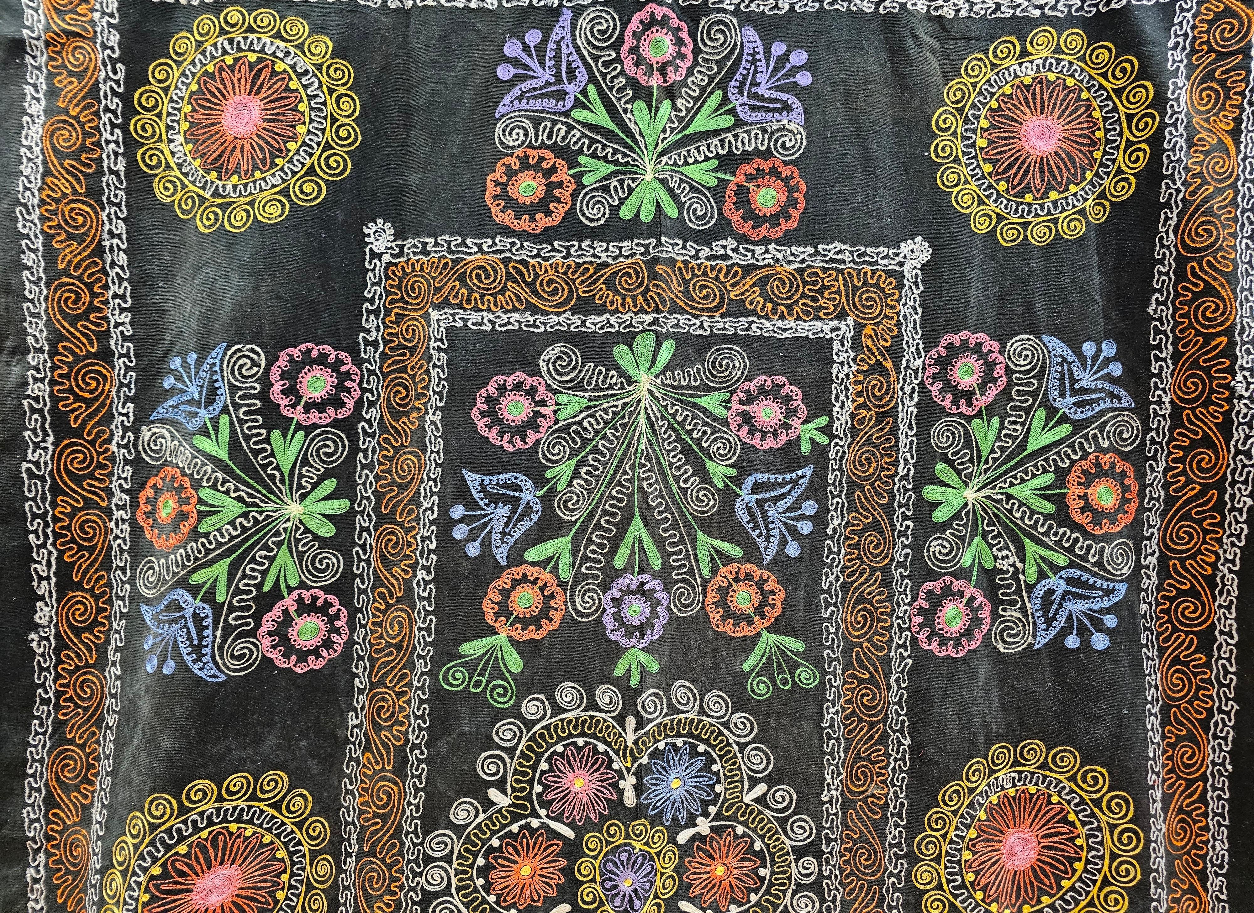 Uzbekische Vintage-Seidenstickerei Suzani in Schwarz, Rot, Grün, Elfenbein, Blau (Handgefertigt) im Angebot