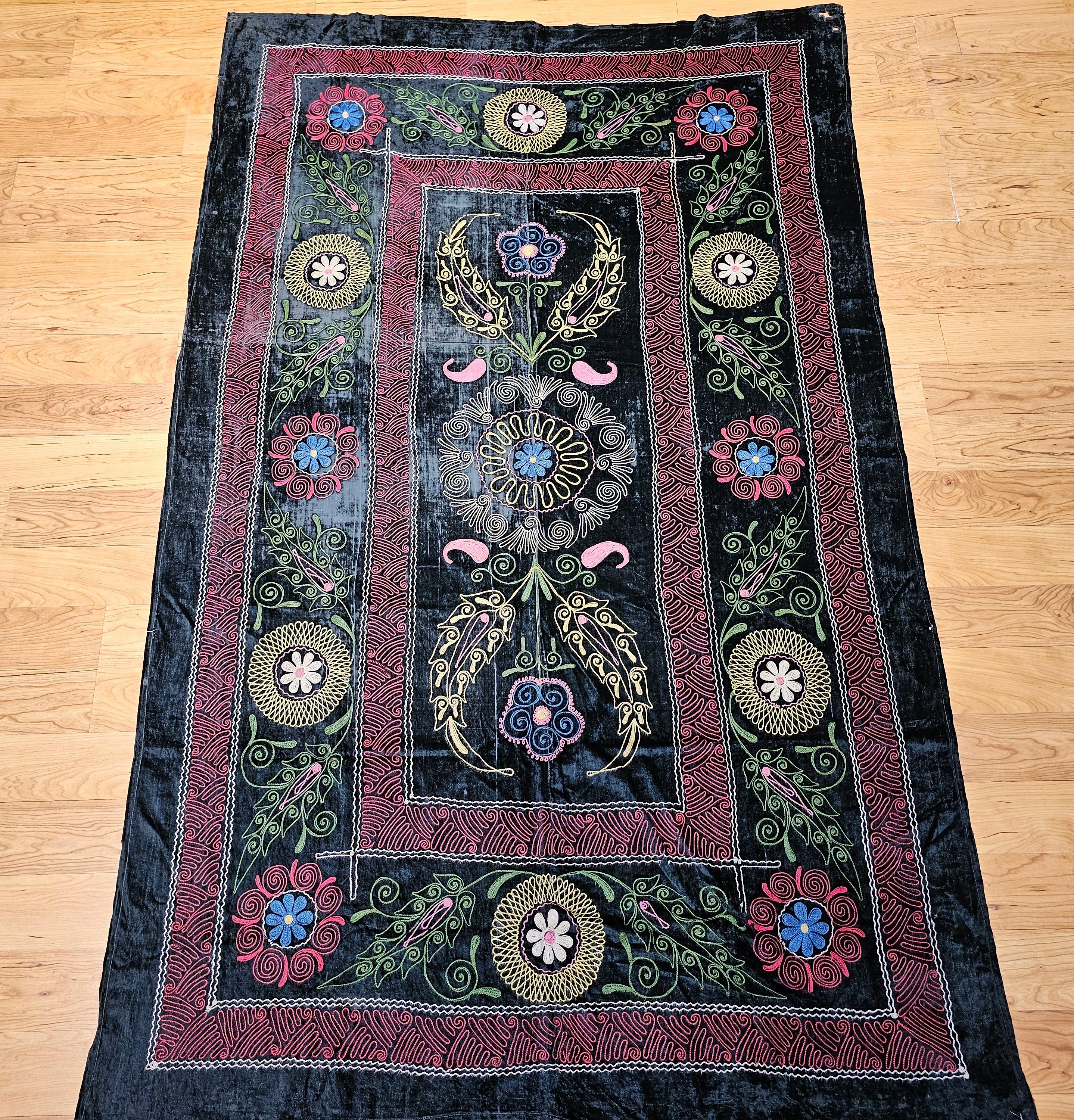Vintage Uzbek Bordado de Seda Suzani - Negro, Rojo, Verde, Marfil, Azul siglo XX en venta