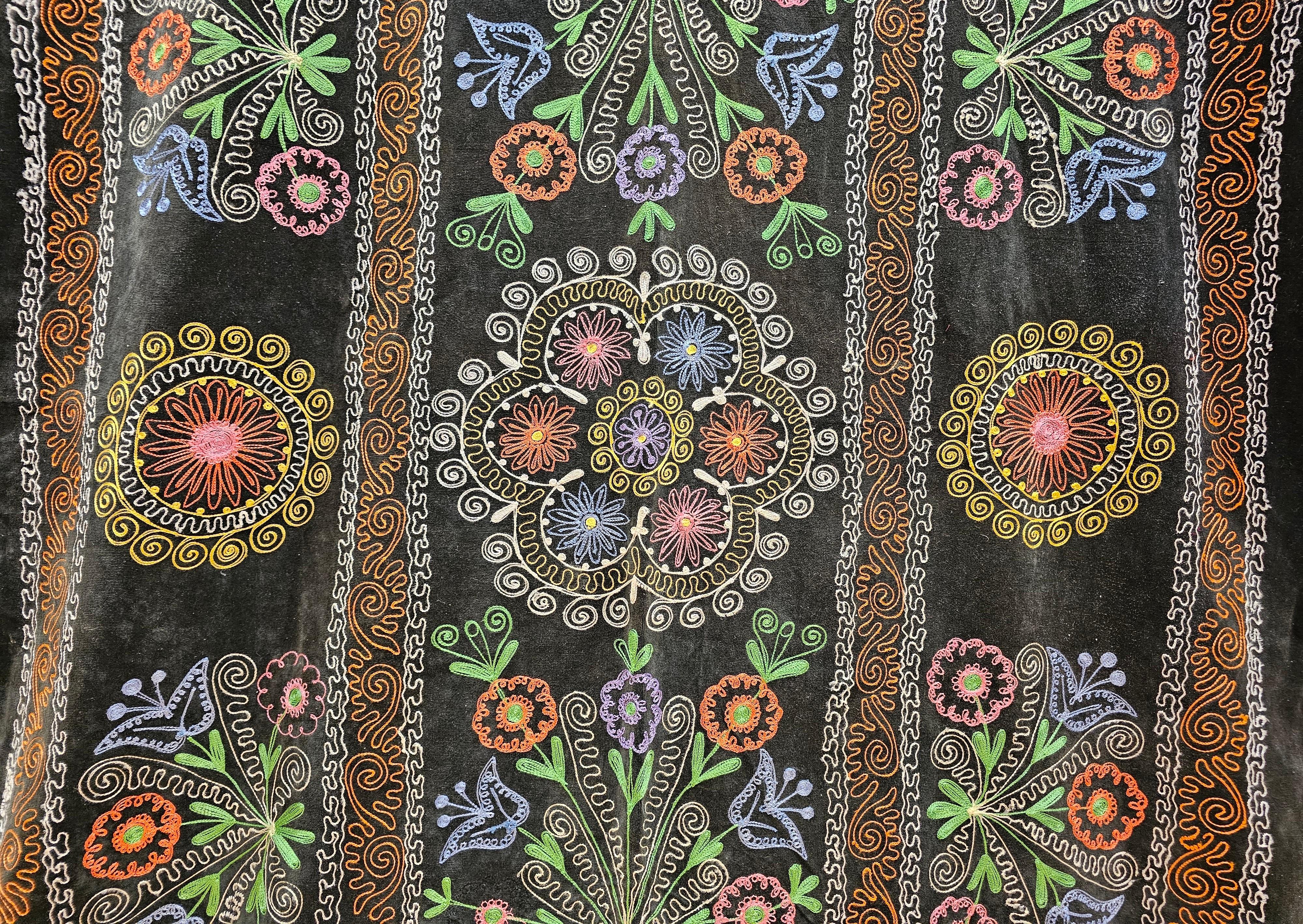 Uzbekische Vintage-Seidenstickerei Suzani in Schwarz, Rot, Grün, Elfenbein, Blau (20. Jahrhundert) im Angebot