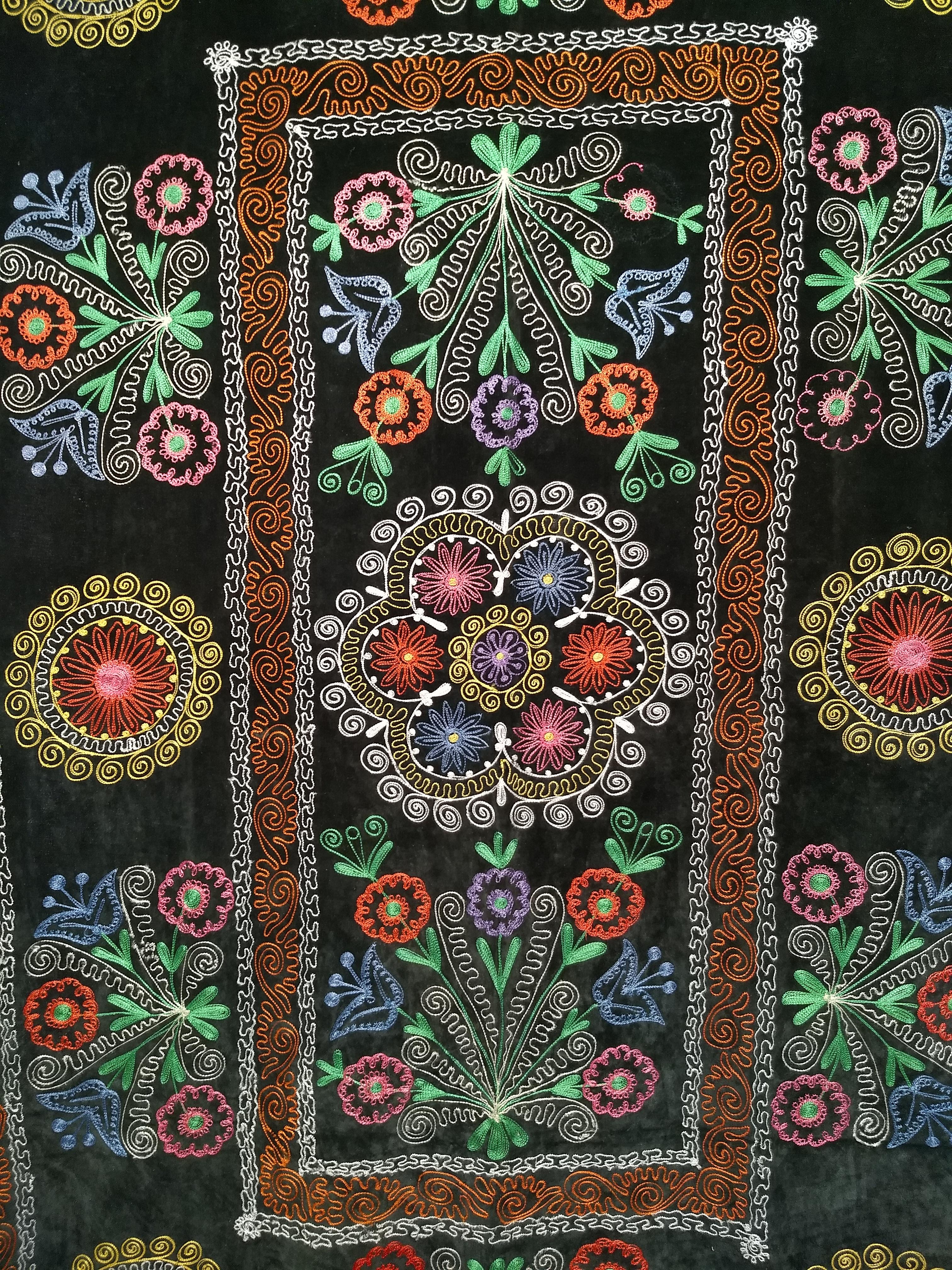 Uzbekische Vintage-Seidenstickerei Suzani in Schwarz, Rot, Grün, Elfenbein, Blau im Angebot 1