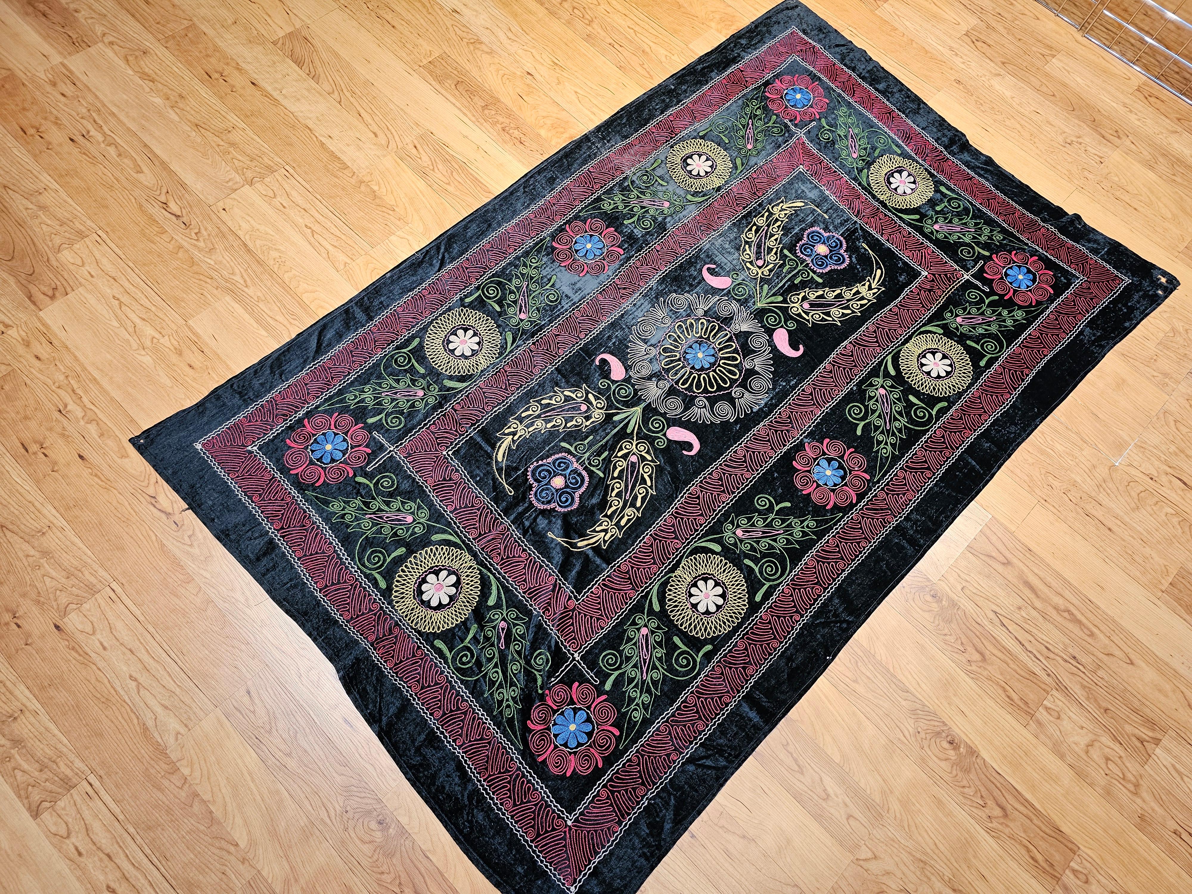 Vintage Uzbek Bordado de Seda Suzani - Negro, Rojo, Verde, Marfil, Azul en venta 2