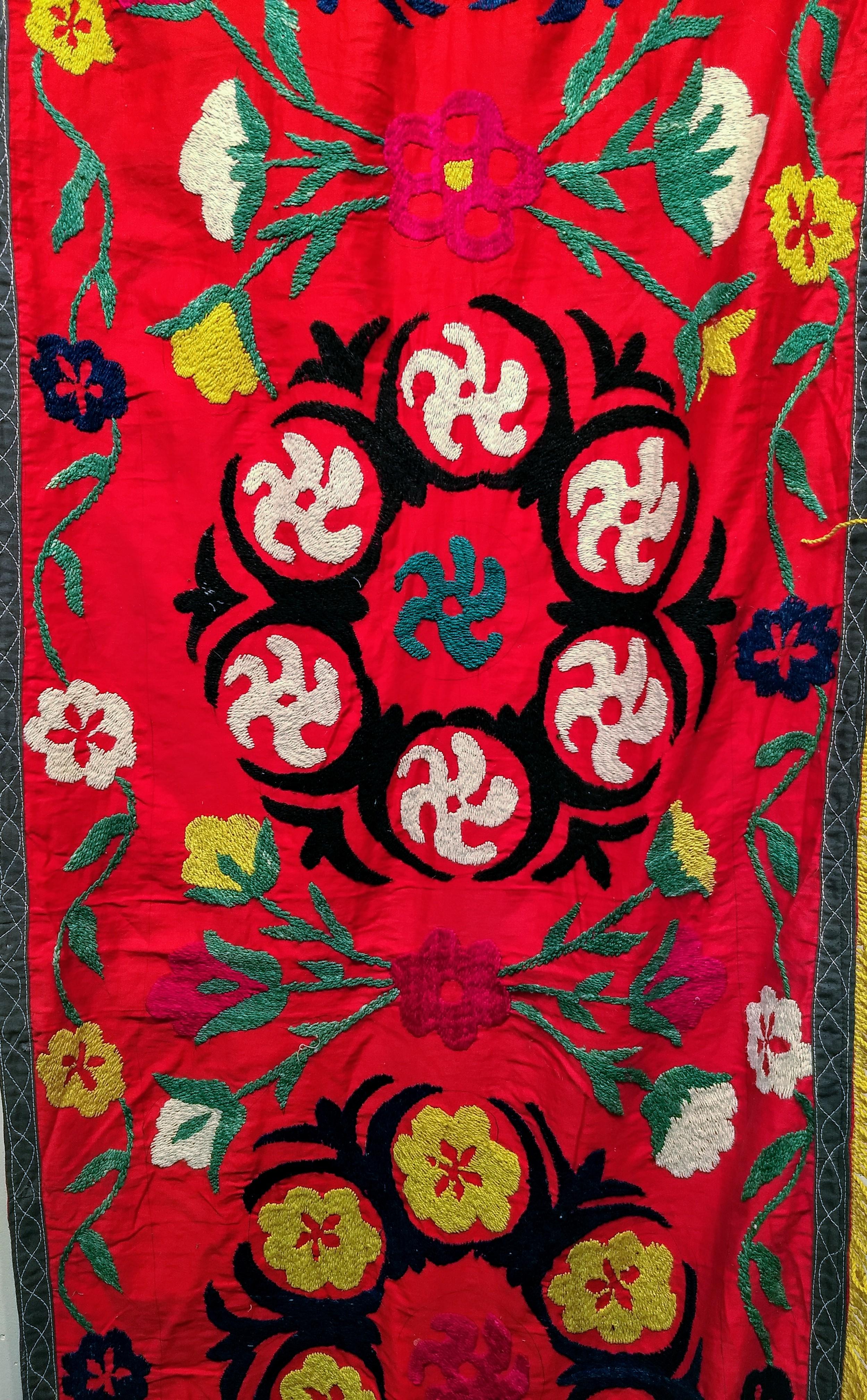 Vintage Usbekische Seidenstickerei Suzani in Rot, Grün, Elfenbein, Gelb, Blau im Angebot 5