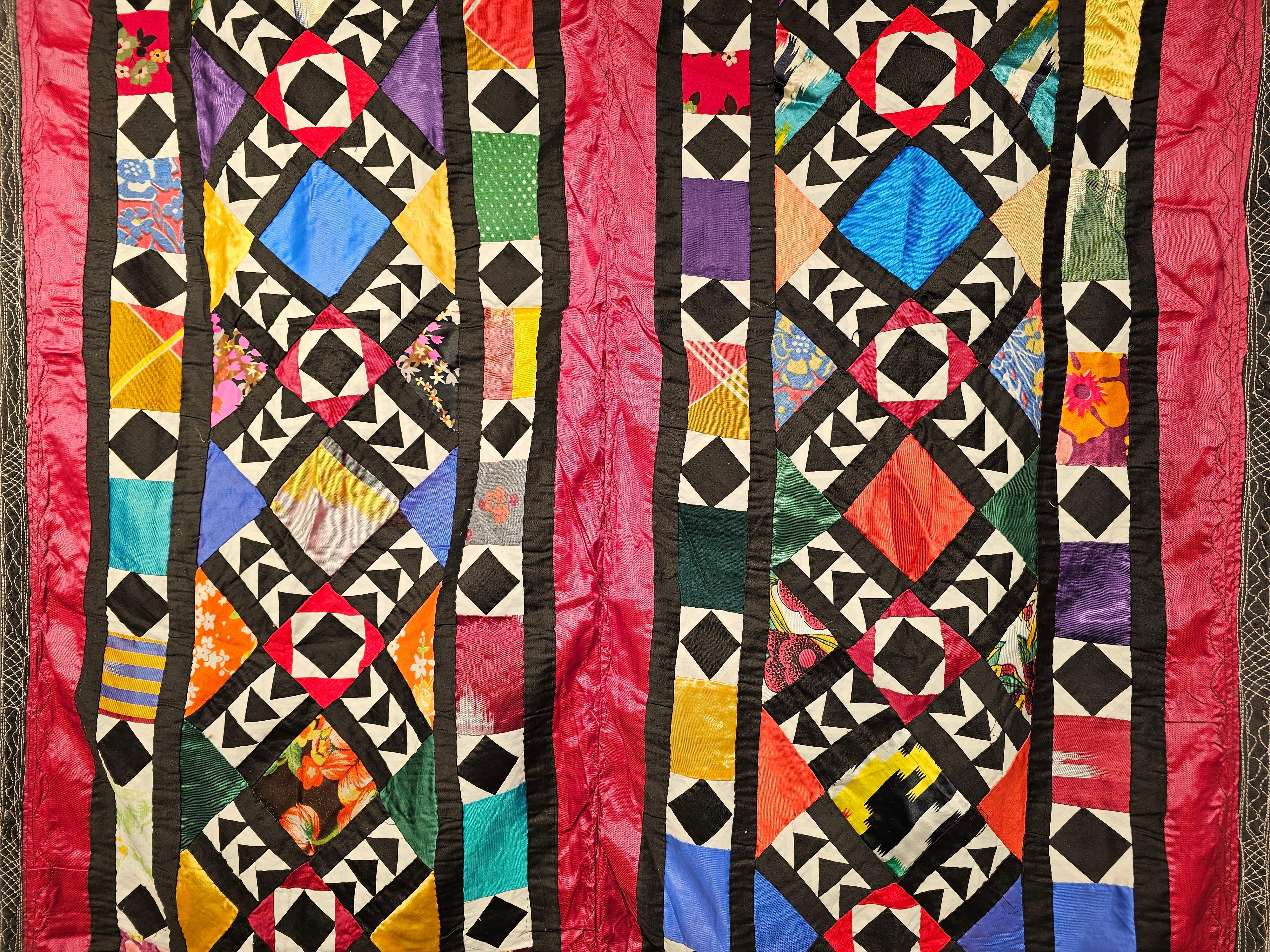 Uzbek Handgestickte Seiden Steppdecke in Rot, Türkis, Elfenbein, Schwarz, Grün (20. Jahrhundert) im Angebot