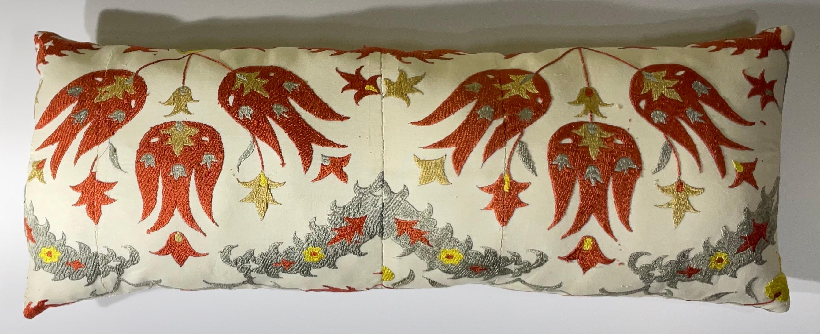 Porta a casa tua un pezzo di arte dell'Asia centrale con questo squisito cuscino Suzani ricamato a mano. Questo accento decorativo unico mette in mostra la bellezza senza tempo dell'artigianato tradizionale uzbeko. Ogni punto racconta una storia,
