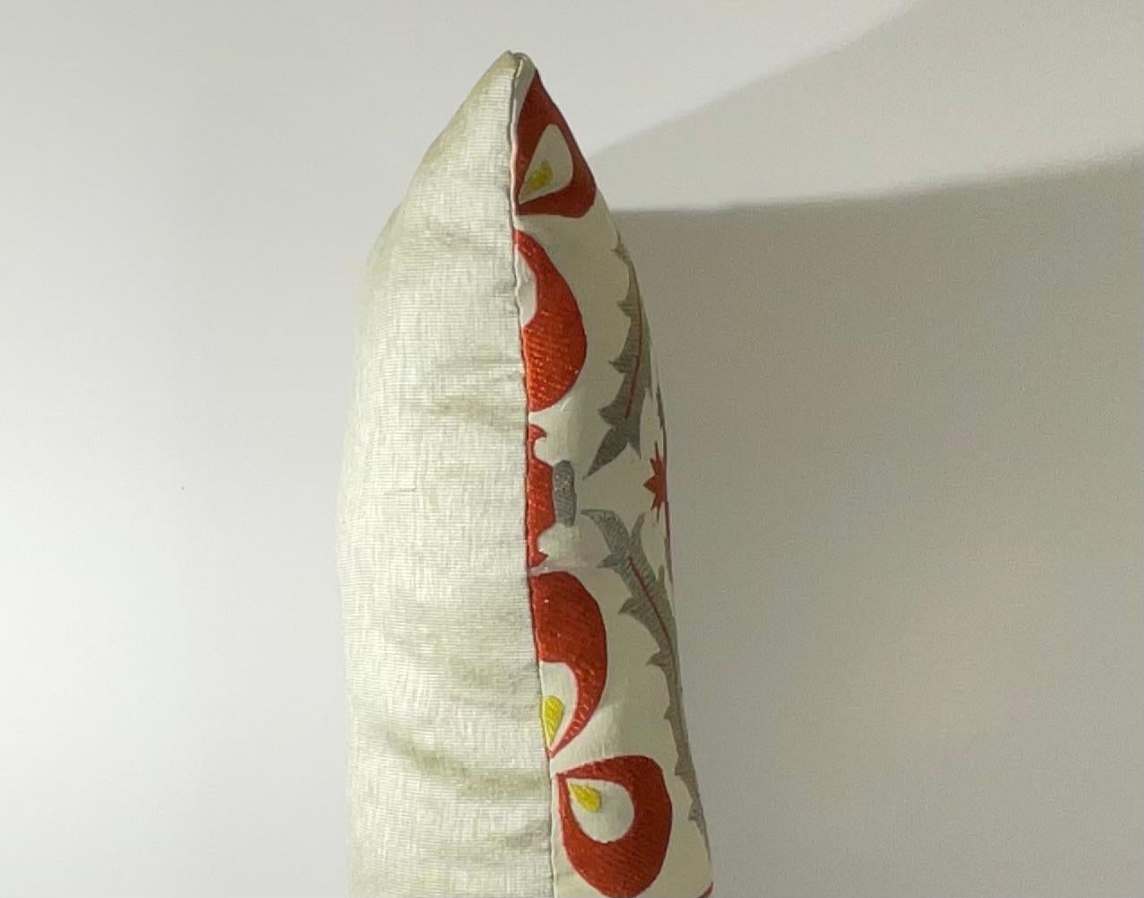 Vintage Uzbek Suzani Hand-Embroidered Pomegranate Pillow en venta 3