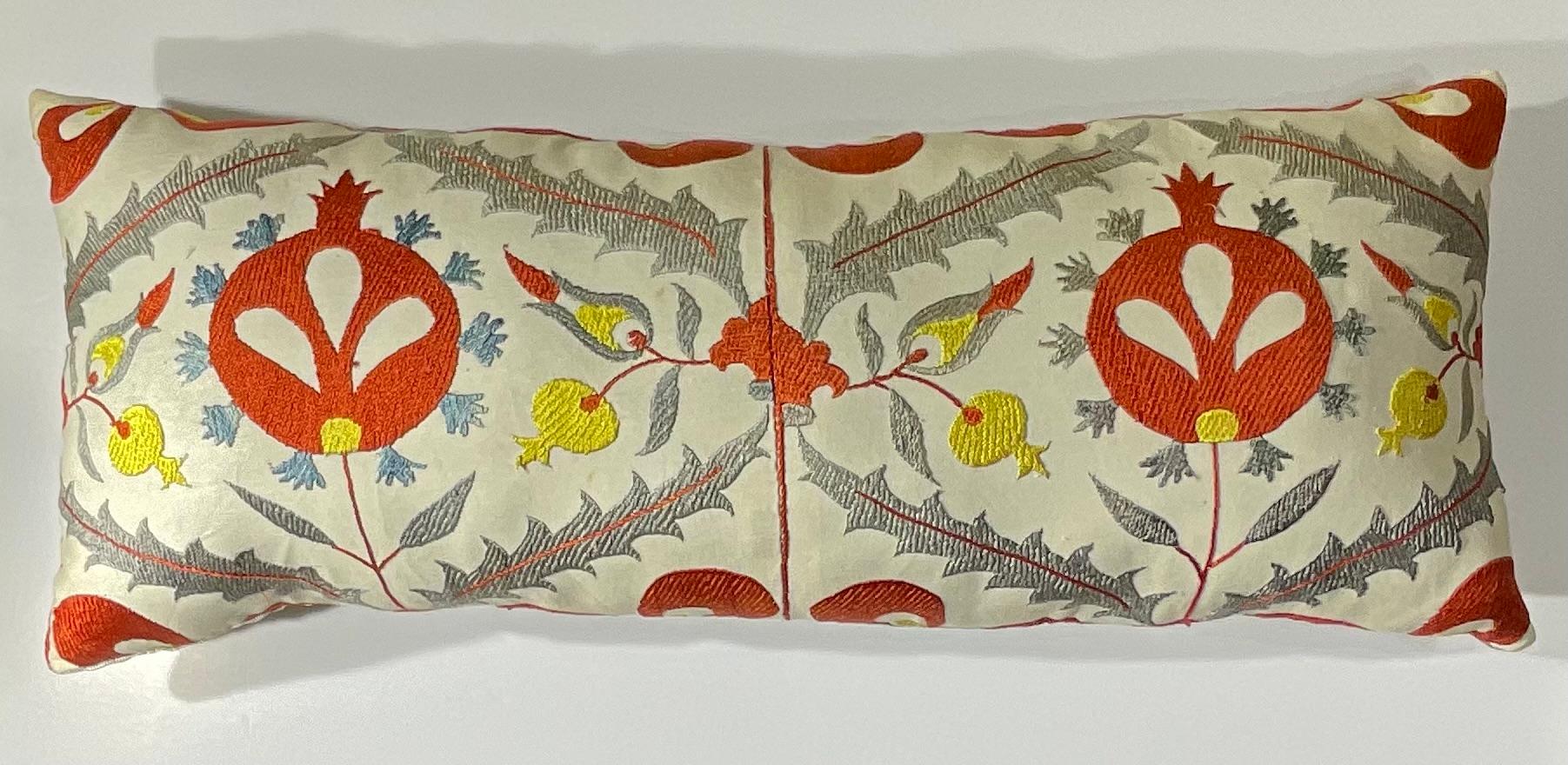 Vintage Uzbek Suzani Hand-Embroidered Pomegranate Pillow Uzbeko en venta