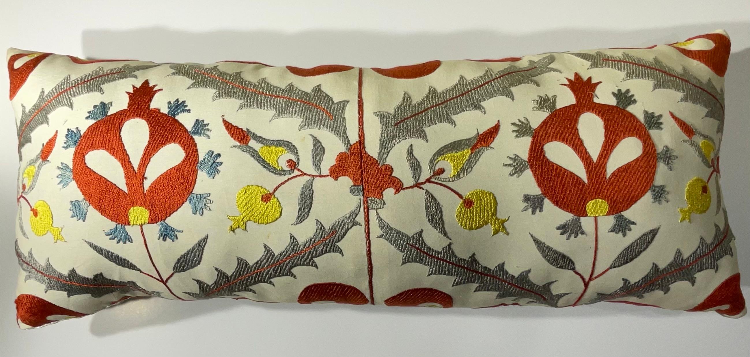 Vintage Uzbek Suzani Hand-Embroidered Pomegranate Pillow Hecho a mano en venta