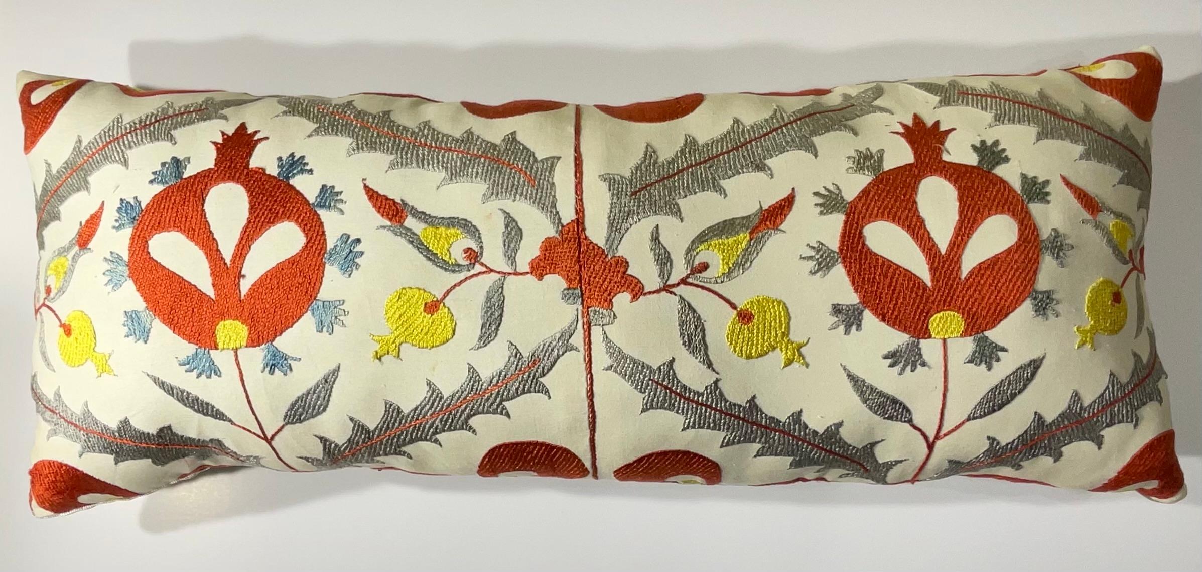 Vintage Uzbek Suzani Hand-Embroidered Pomegranate Pillow en Bueno estado para la venta en Delray Beach, FL