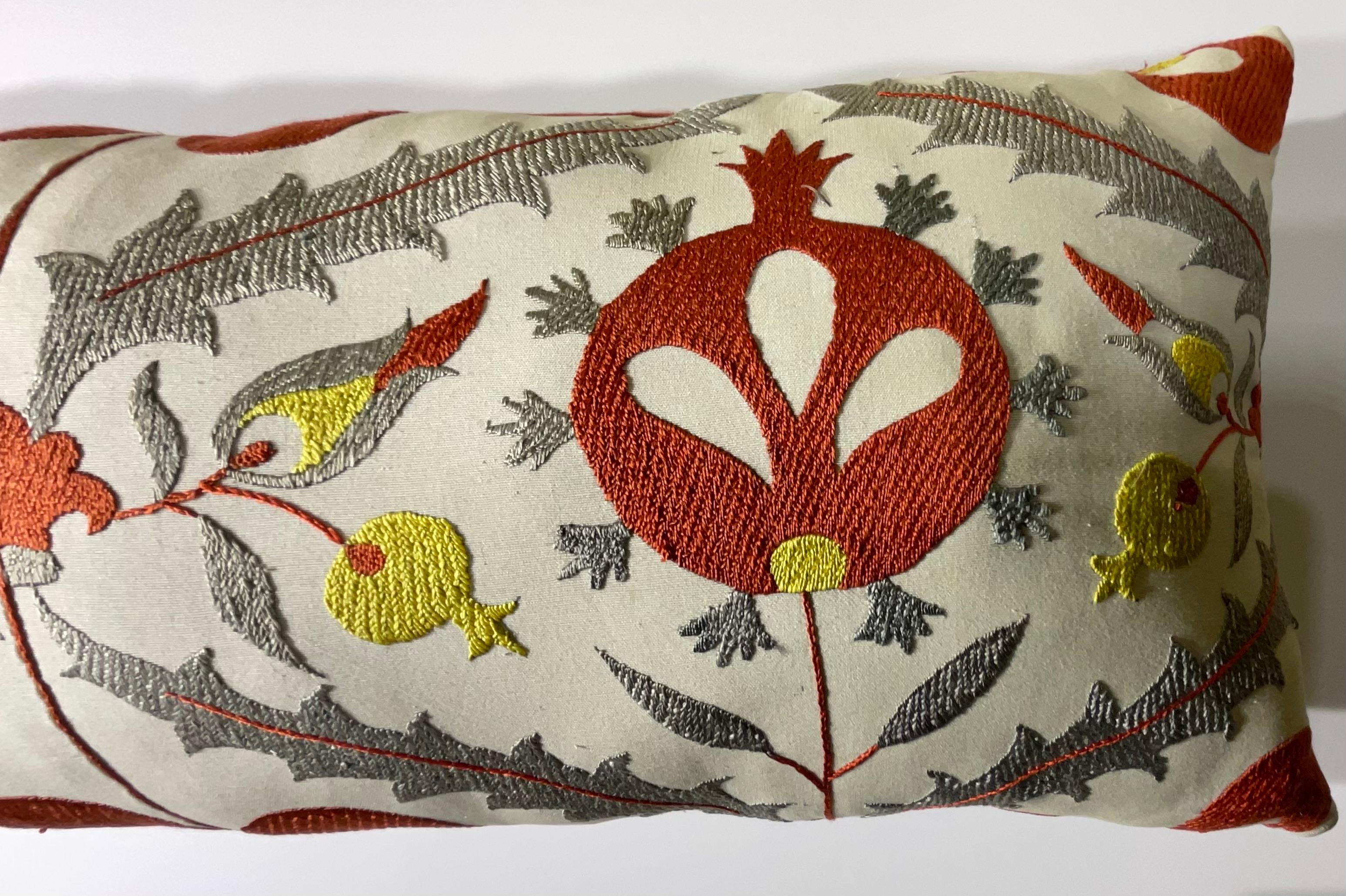 Vintage Uzbek Suzani Hand-Embroidered Pomegranate Pillow siglo XX en venta
